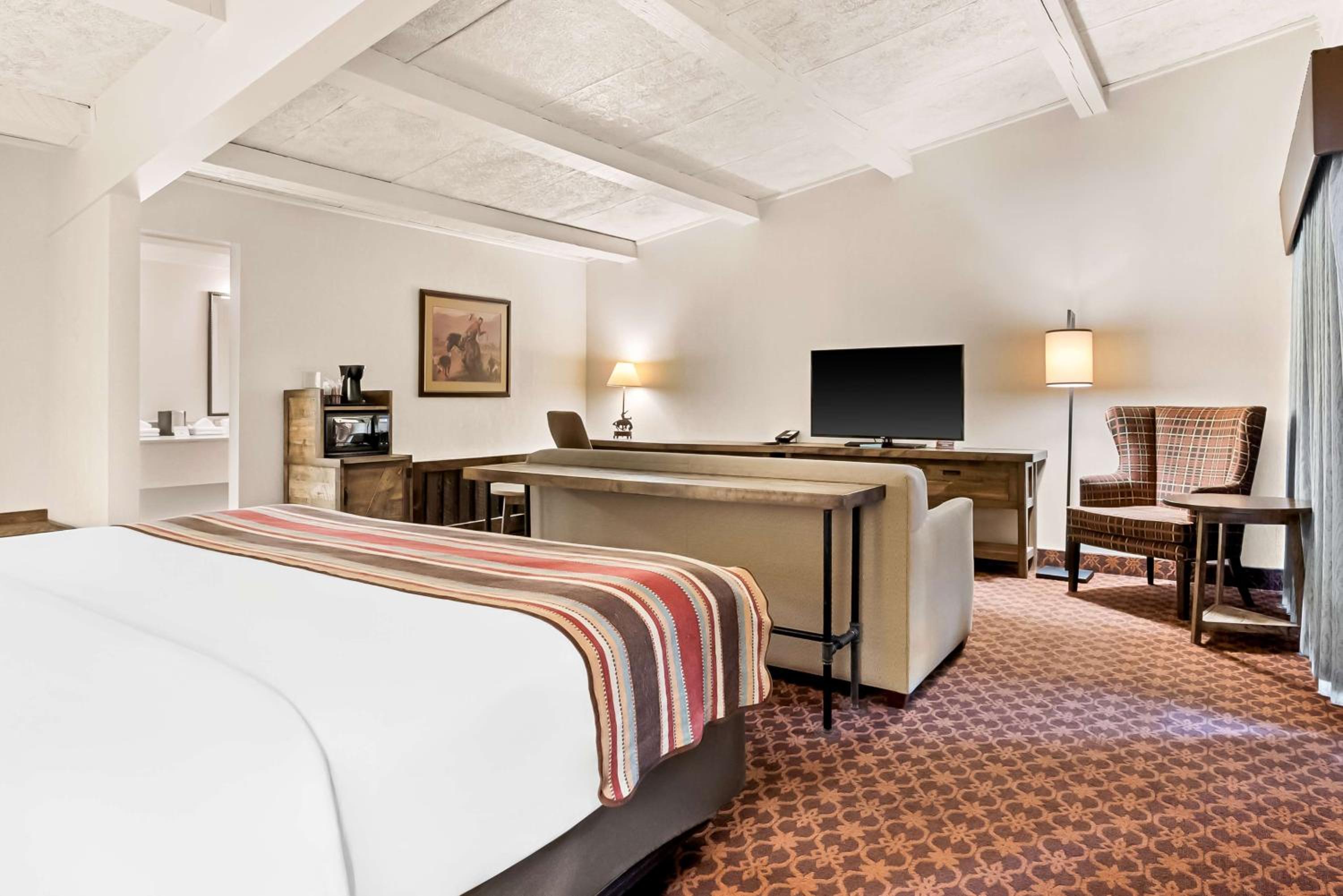 King Room with Sitting Area - Interior Entrance/Non-Smoking - Photo 3