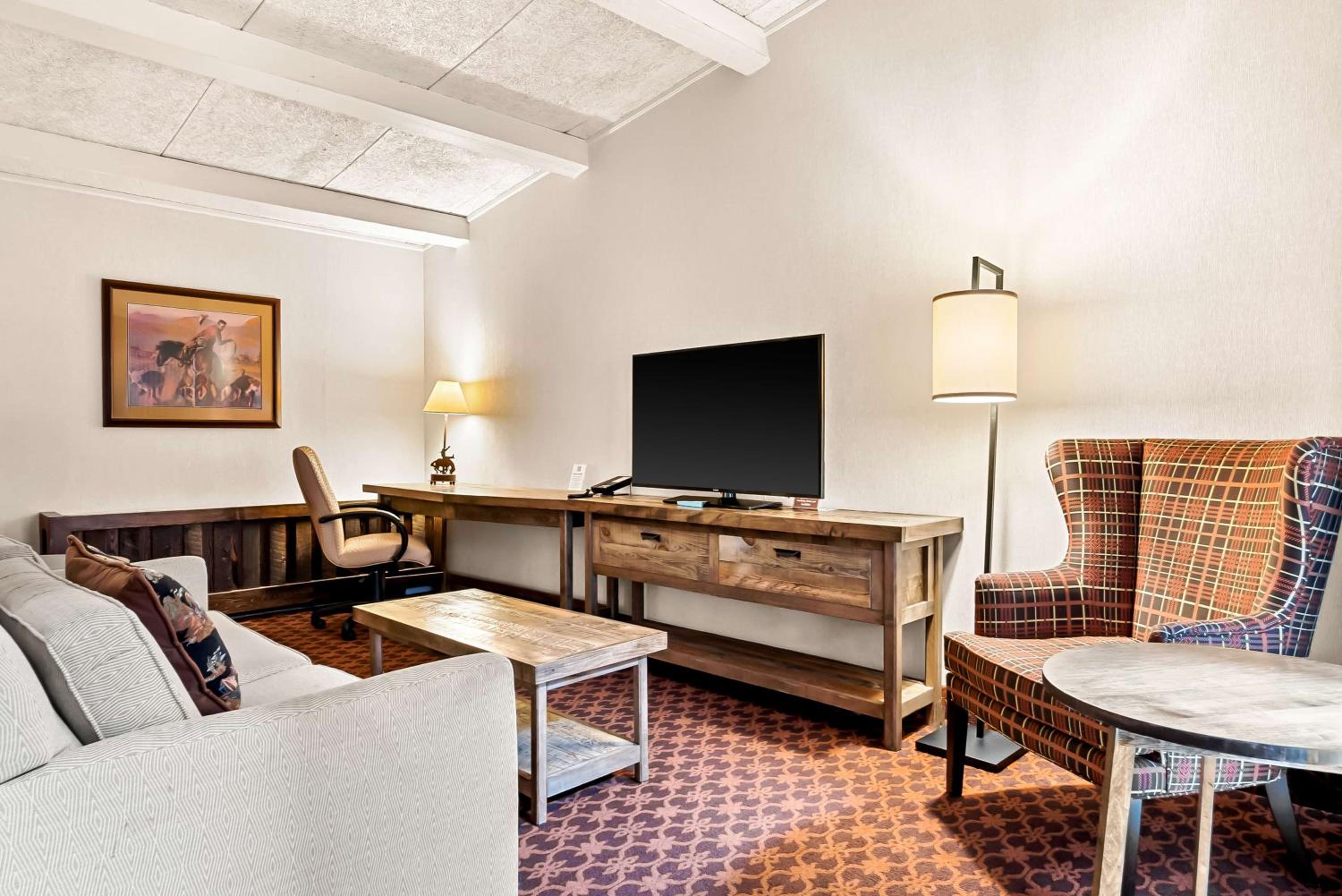 King Room with Sitting Area - Interior Entrance/Non-Smoking - Photo 4