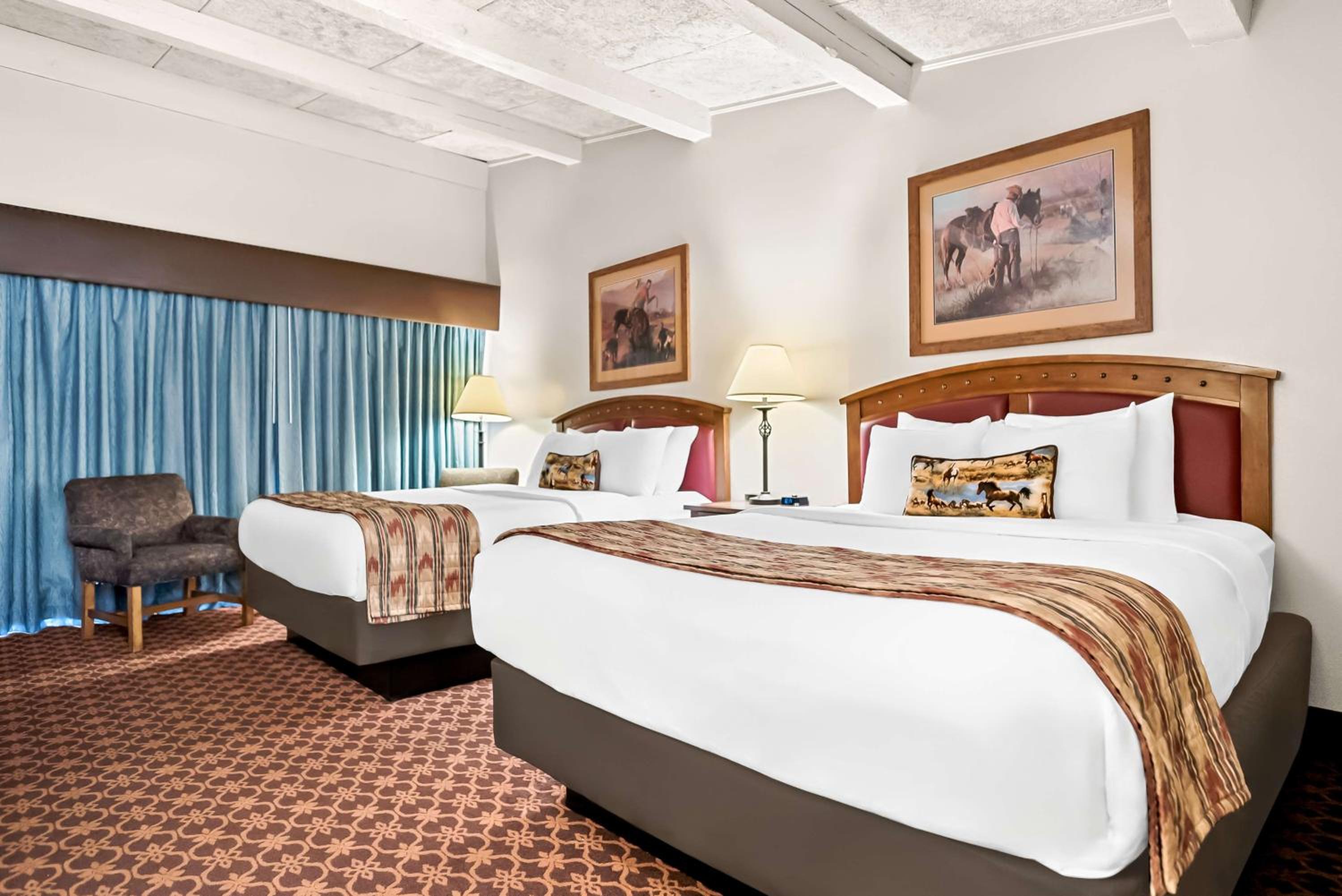 Queen Room with Two Queen Beds - Non-Smoking - Photo 1