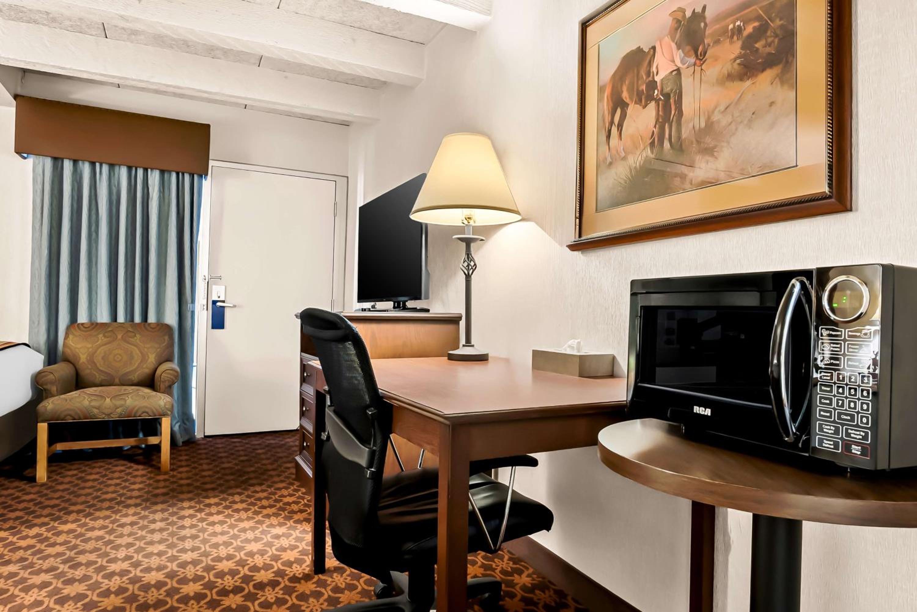Queen Room with Two Queen Beds and Roll-In Shower - Disability Access - Photo 4