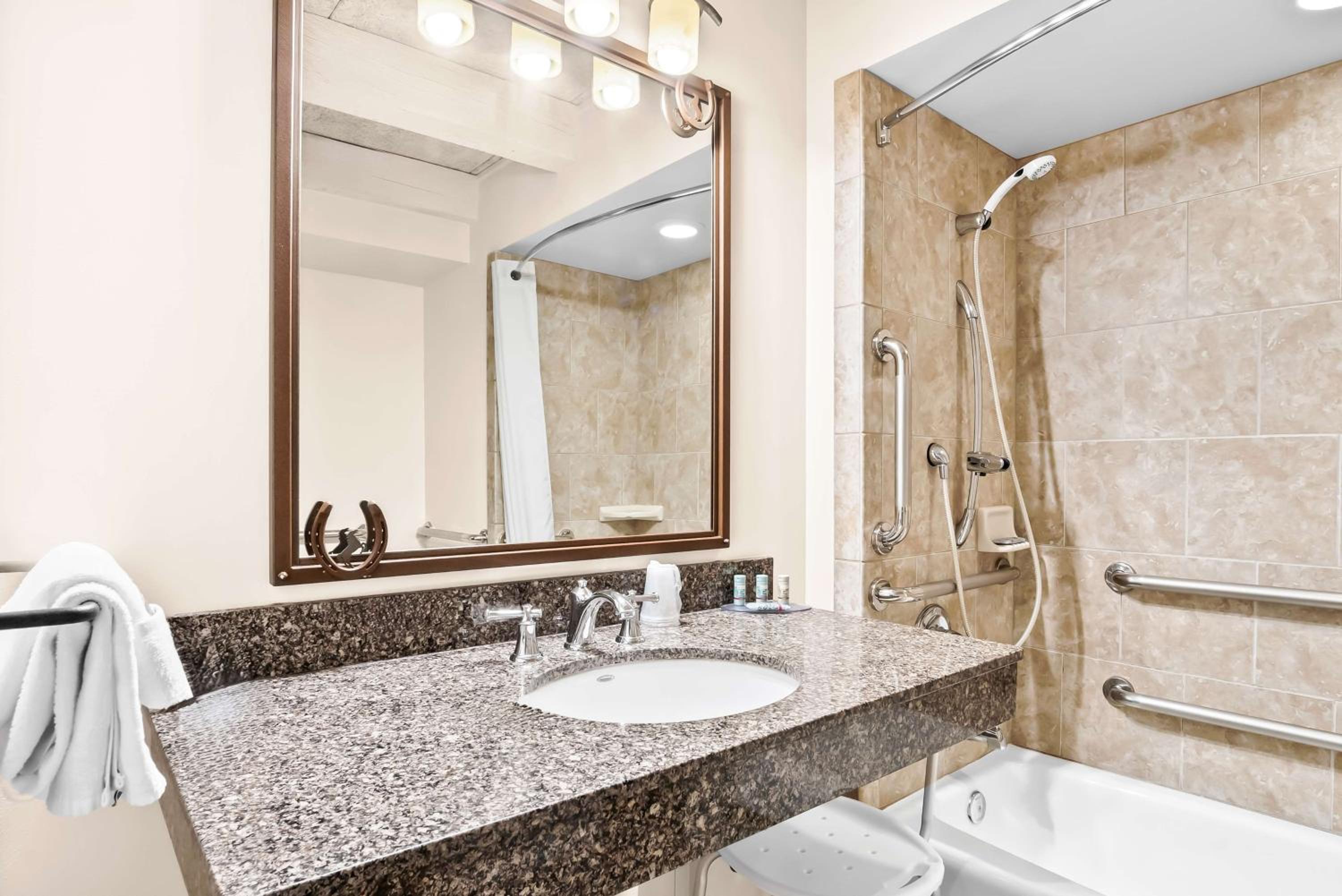 King Room with Bath Tub - Disability Access - Photo 3