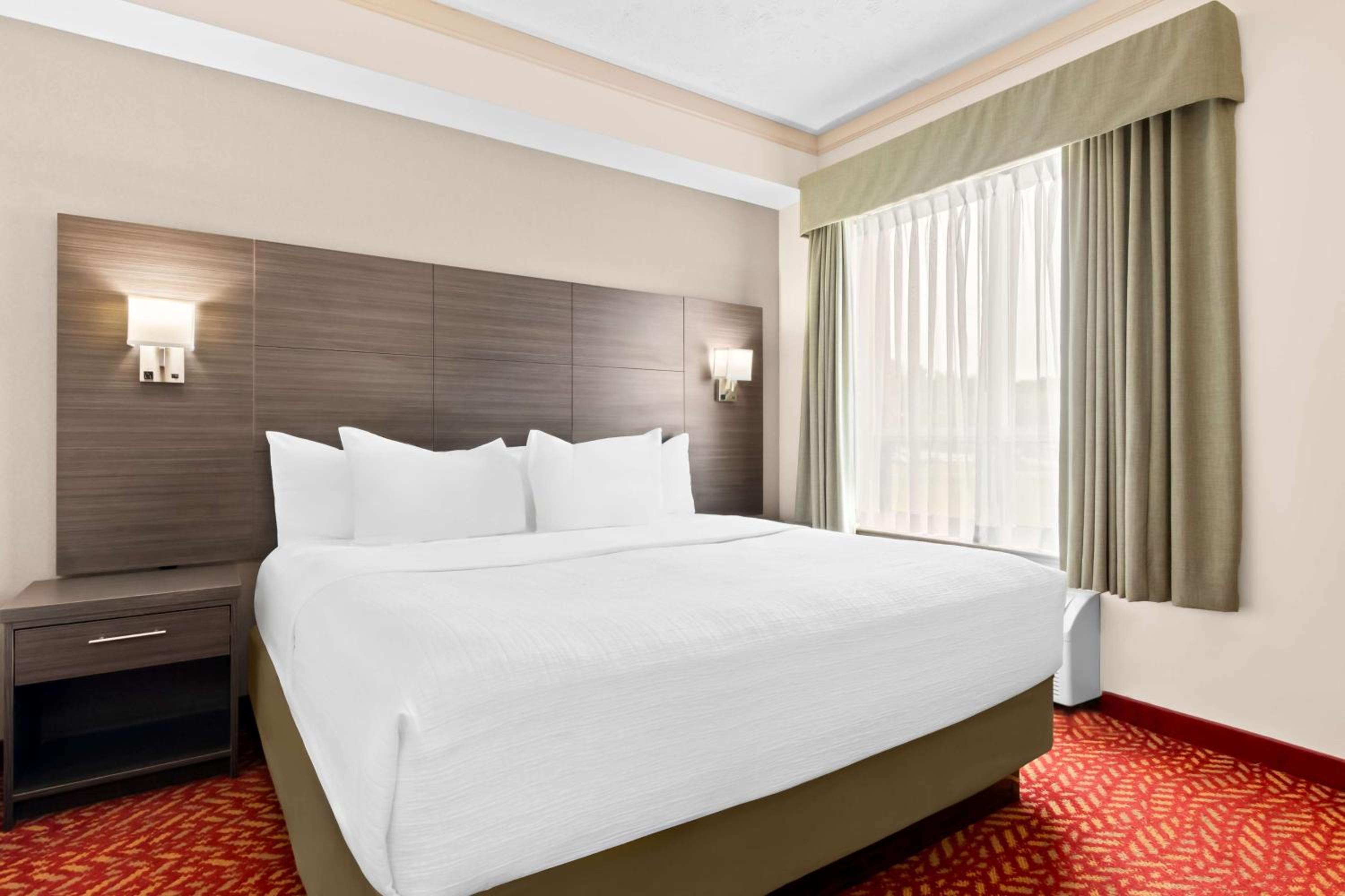 King Suite with Sofa Bed, Bay View and Kitchenette - Non-Smoking