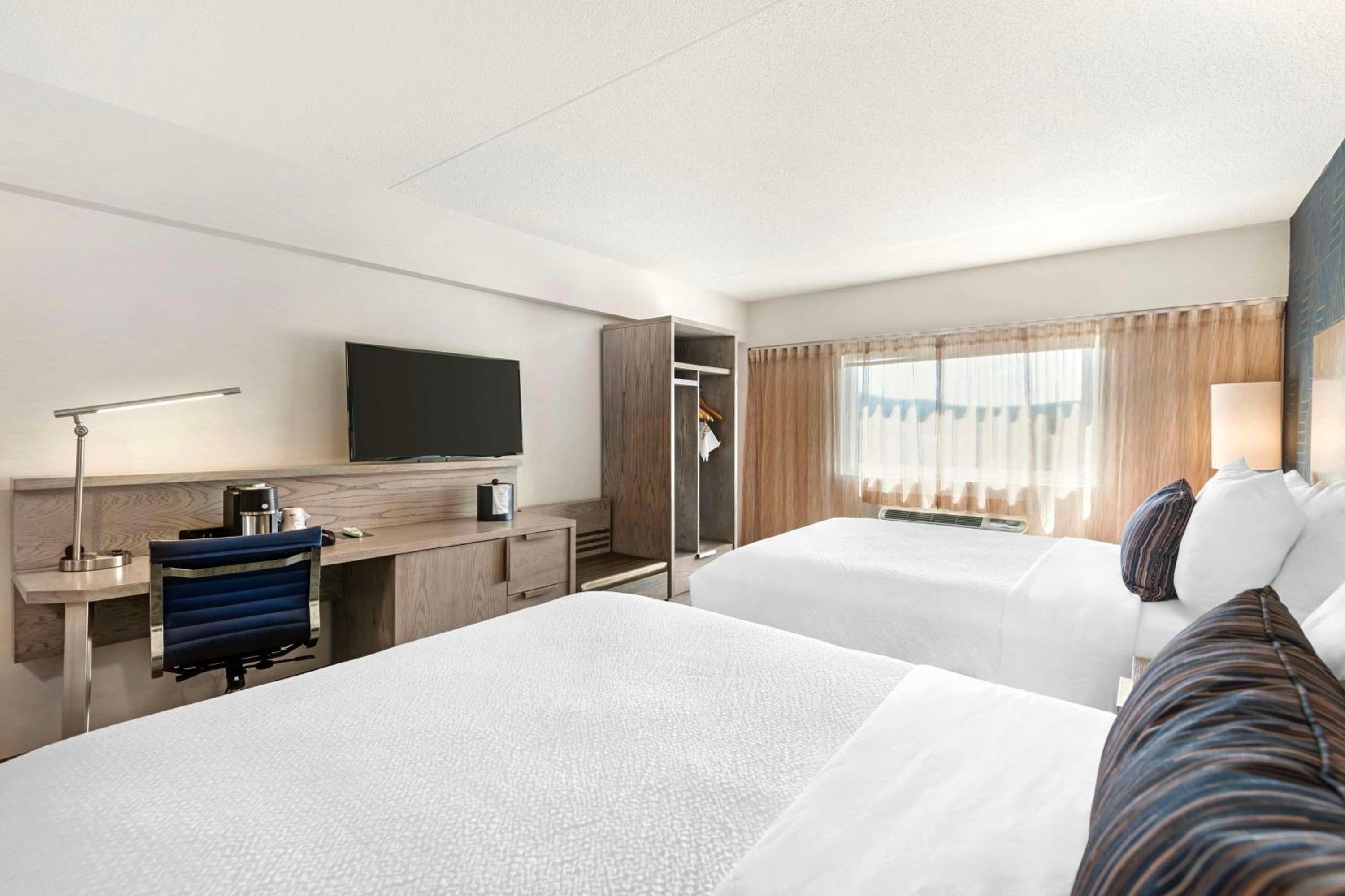Queen Room with Two Queen Beds - Non-Smoking photo 3
