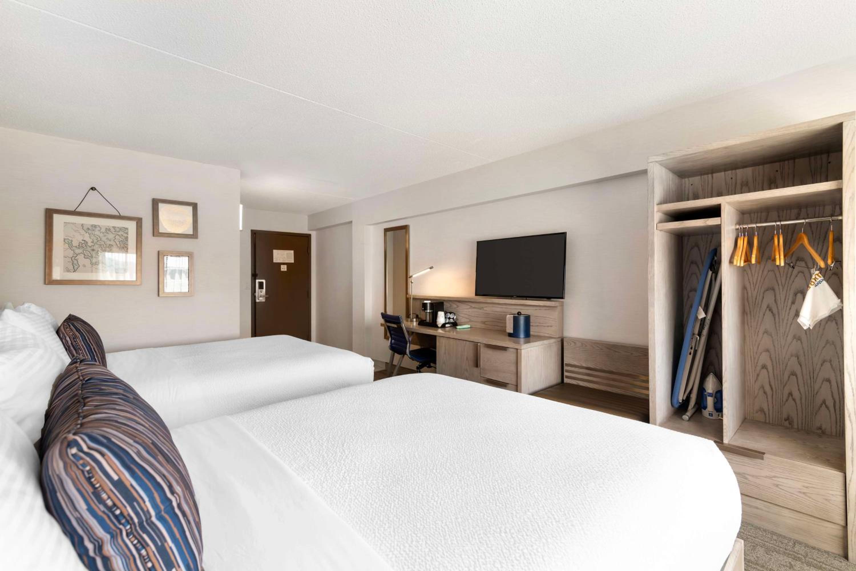 Queen Room with Two Queen Beds - Non-Smoking photo 2