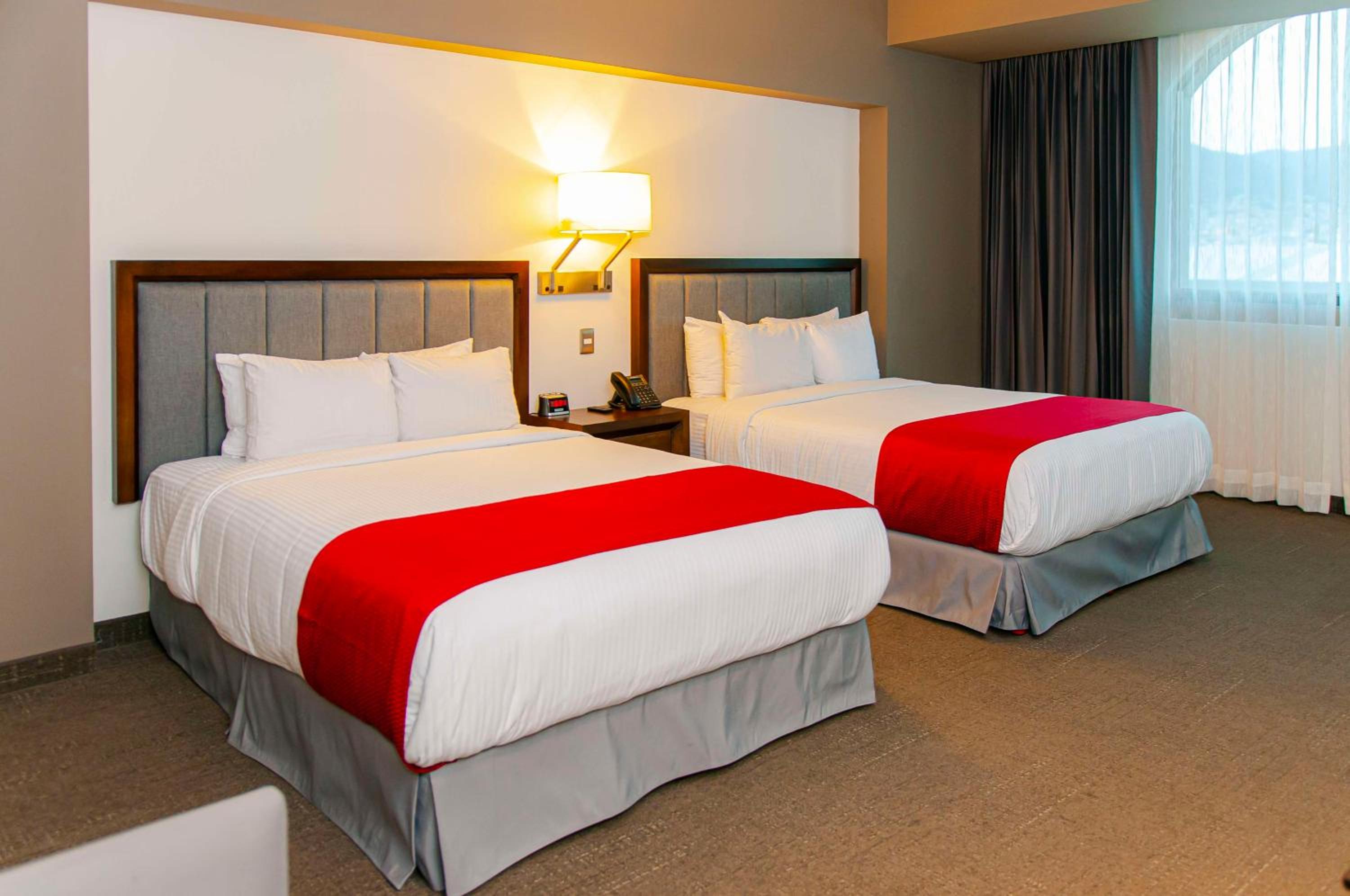 Queen Room with Two Queen Beds - Non-Smoking photo 3