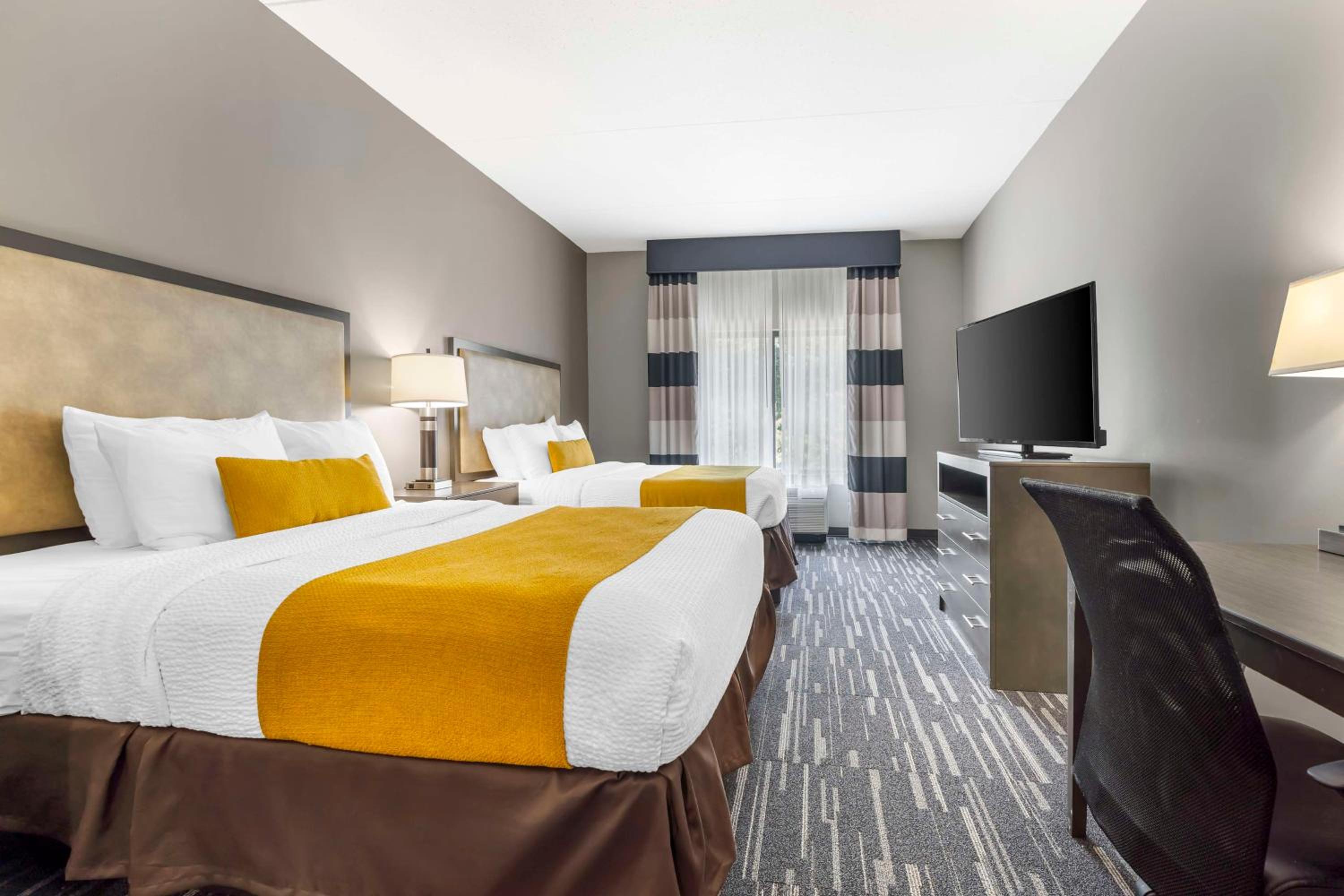 Queen Suite with Two Queen Beds, Sofa Bed and Sitting Area - Non-Smoking photo 3