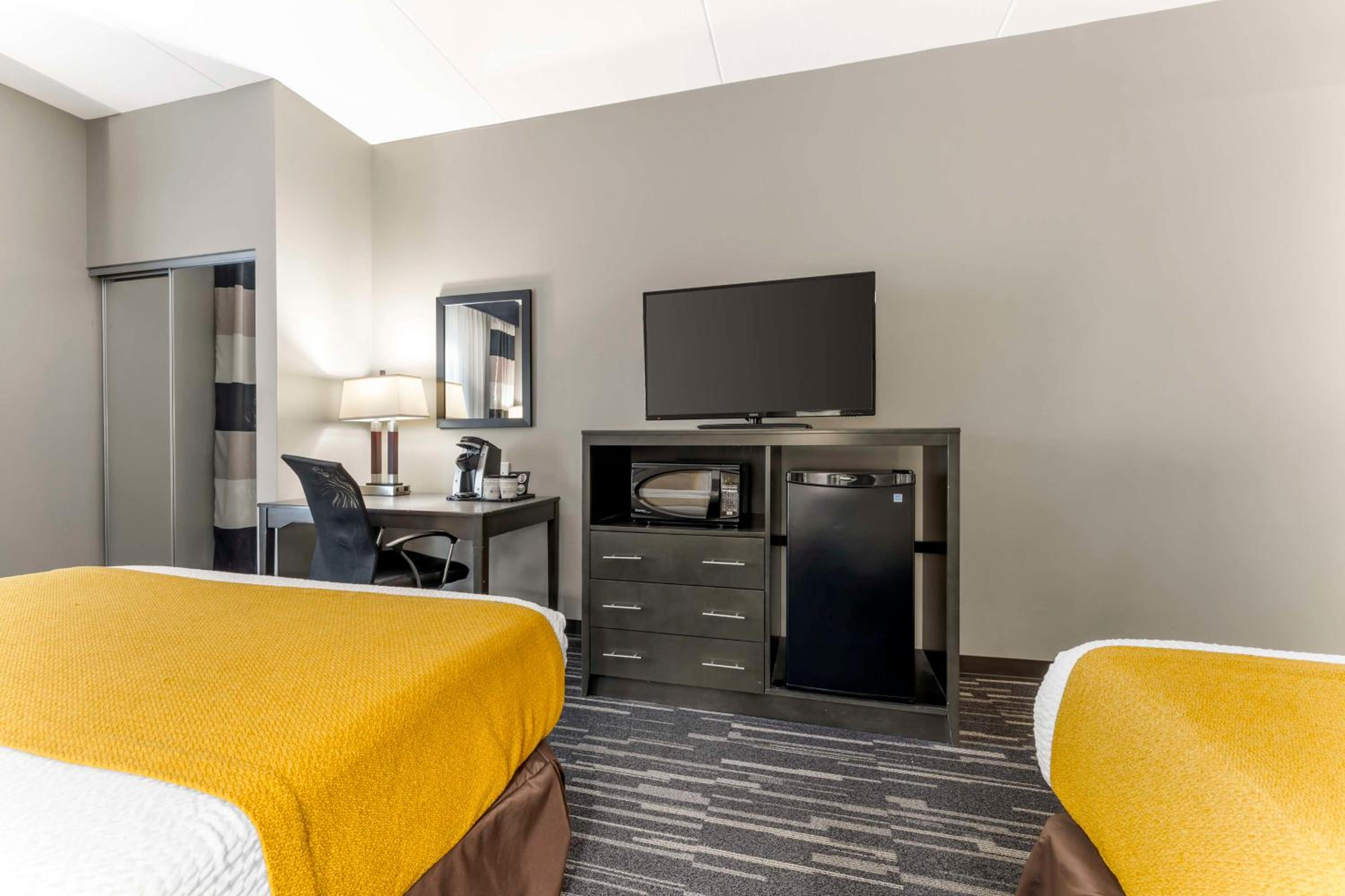 Queen Room with Two Queen Beds - Disability Access photo 3