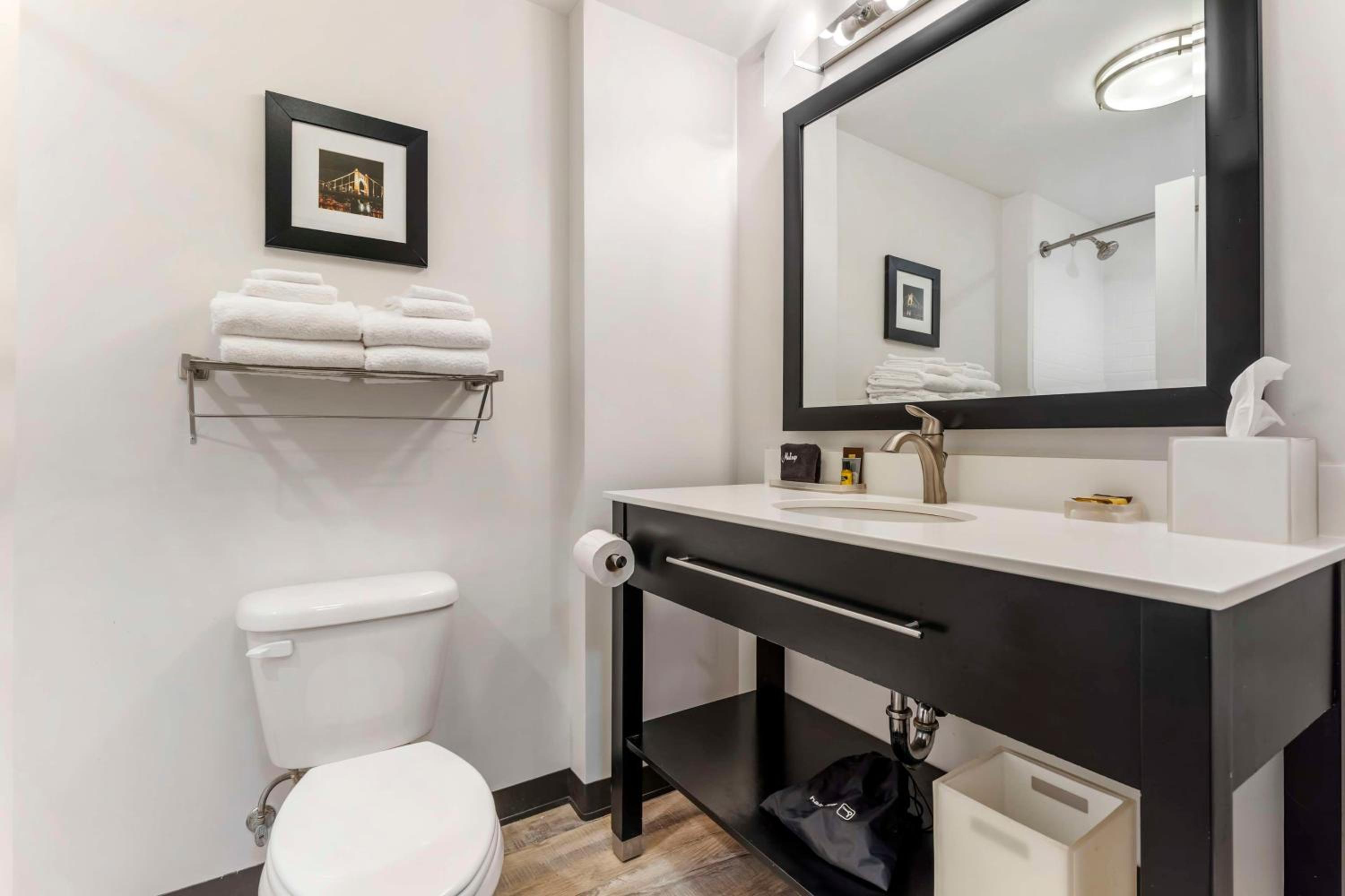 King Room with Roll-in Shower - Disability Access/Non-Smoking