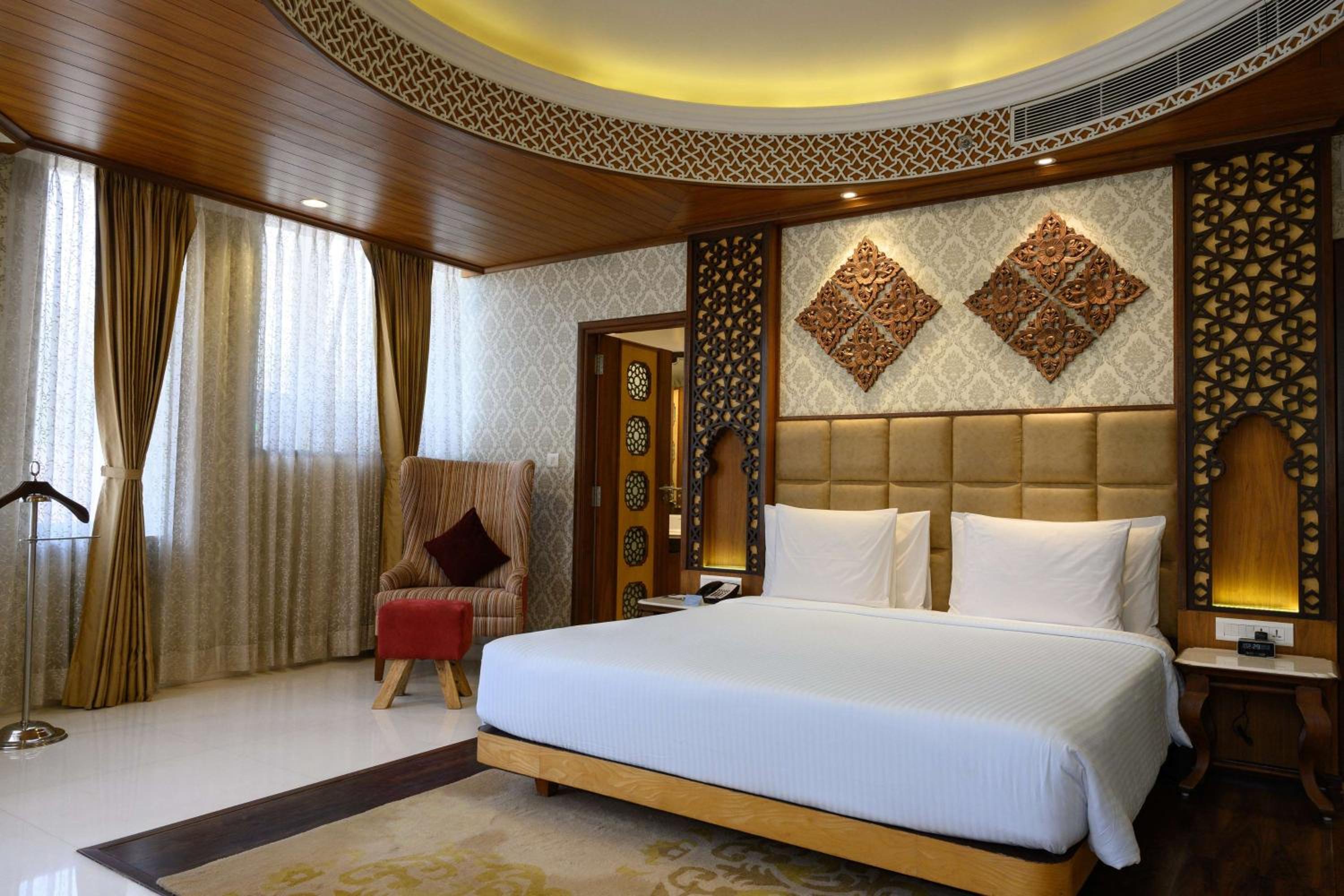 One-Bedroom Suite: 10% off on Food & Soft Beverages,Up to 20% off on SPA,02 Pints Beer, special kids welcome/in room amenities, Complimentary INR 500 Credit on F&Soft Beverage with min spend of 2000 INR(once per stay (per room)) photo