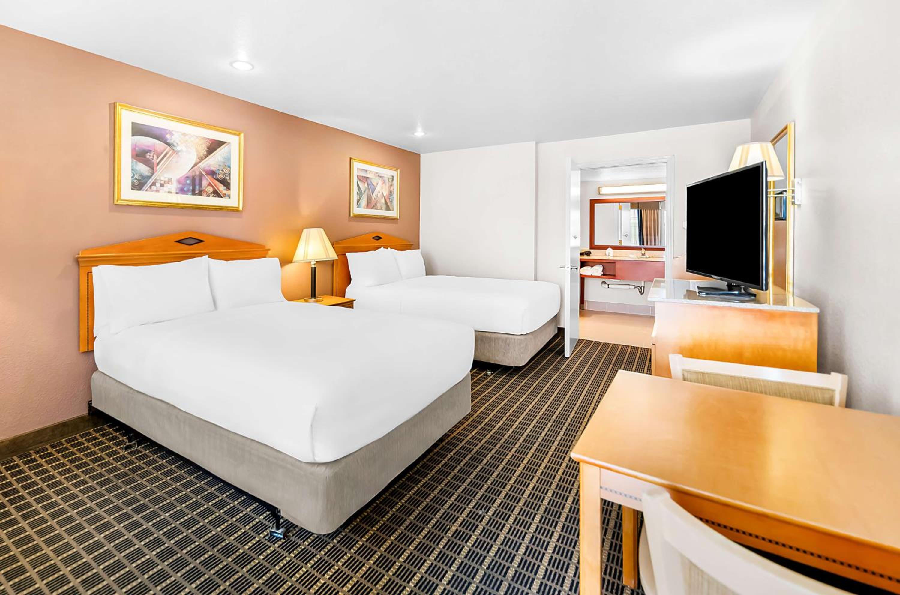 Double Room with Two Double Beds and Bath Tub - Disability Access - Photo 1