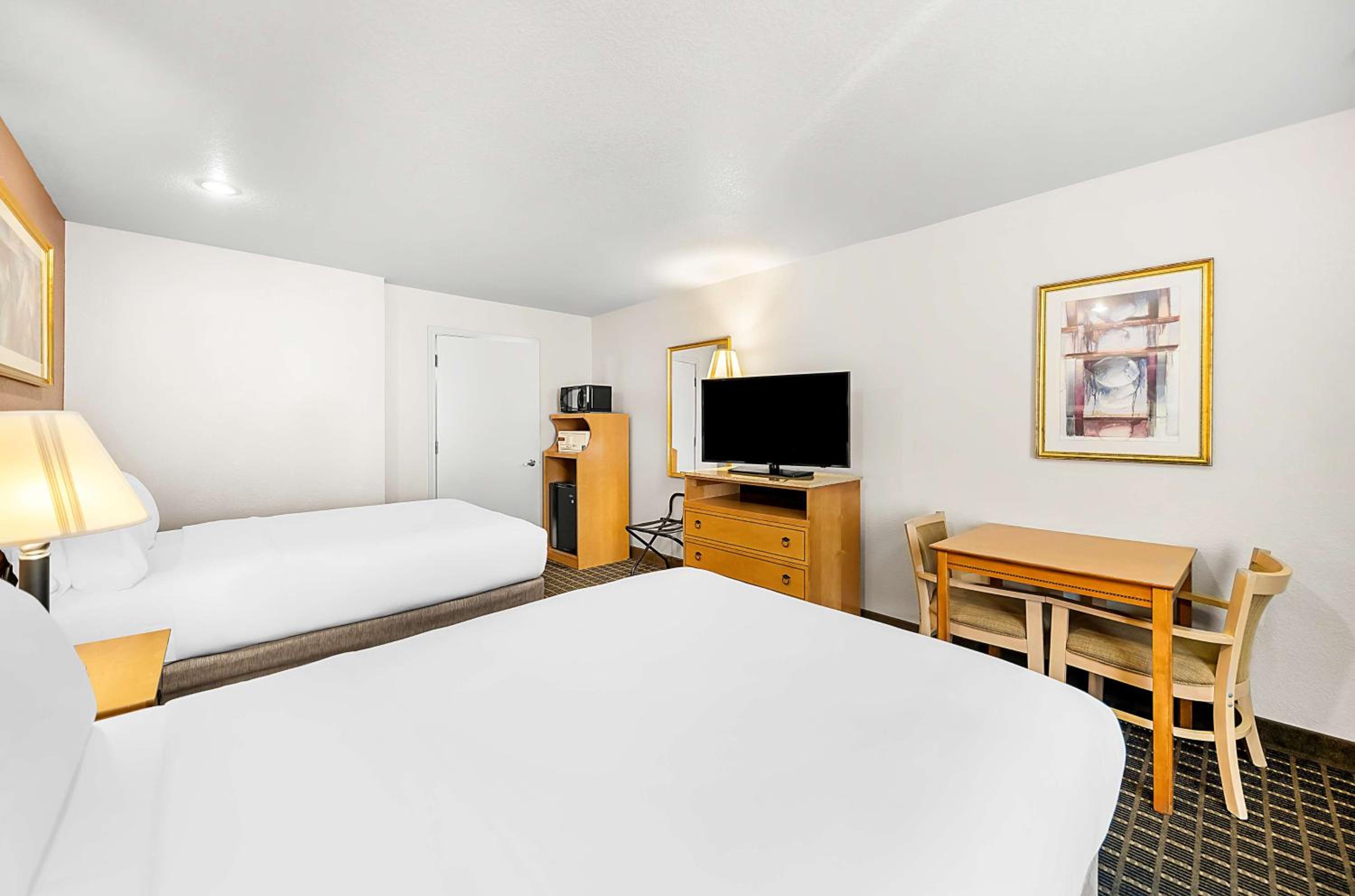 Double Room with Two Double Beds and Bath Tub - Disability Access - Photo 2