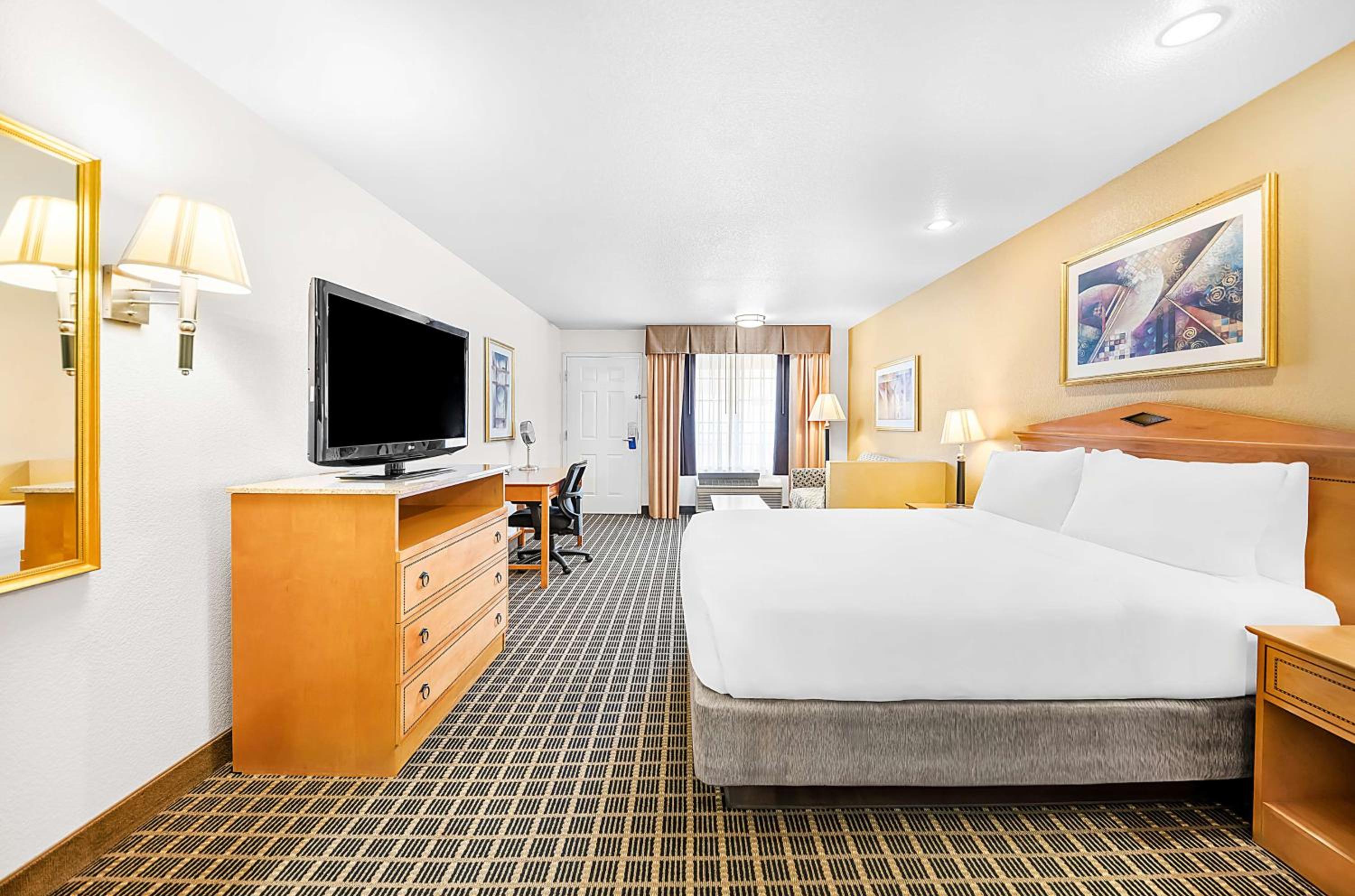 King Room with Sofa Bed - Photo 1