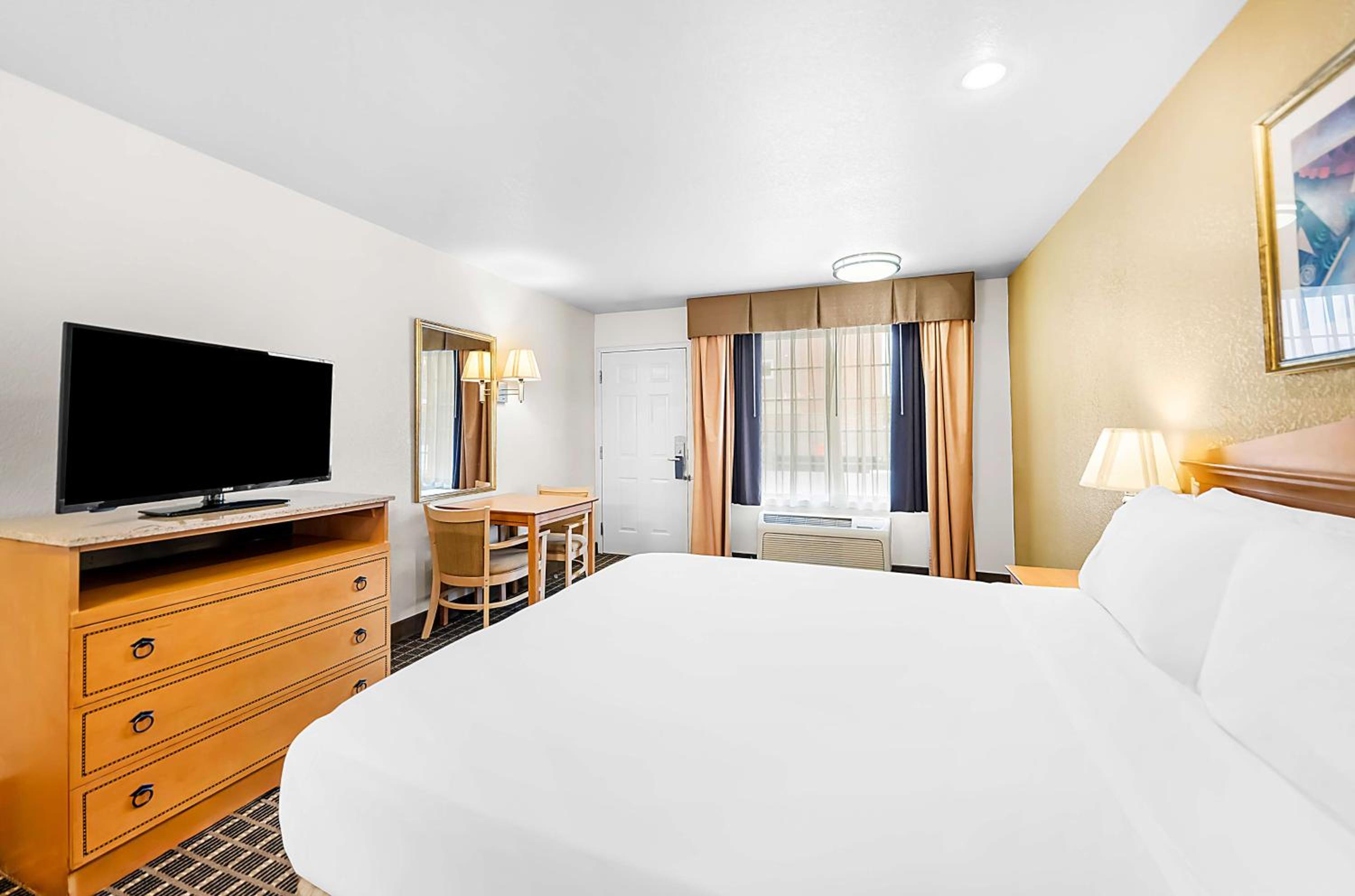 Queen Suite with Mobility Accessible Roll-In Shower - Photo 4