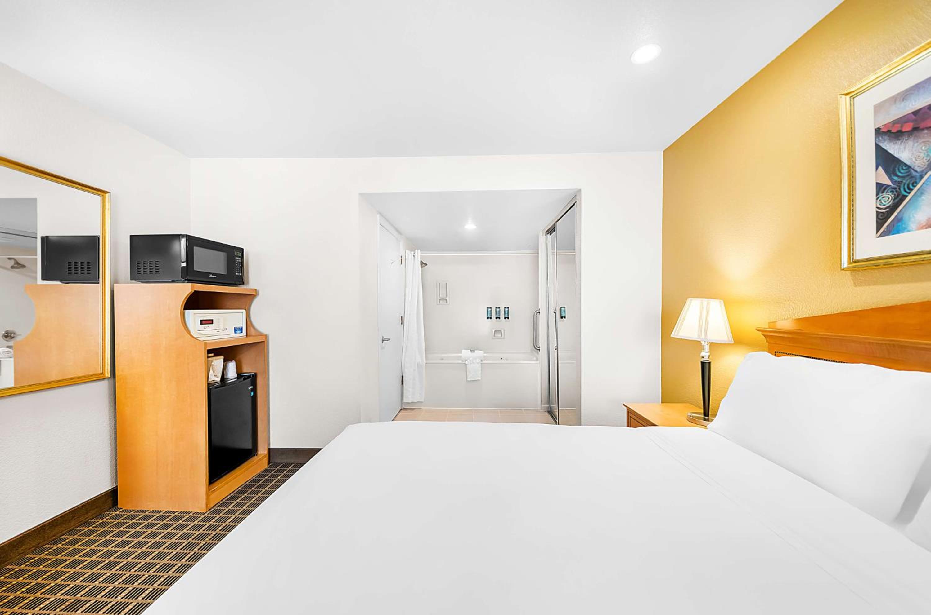 Queen Suite with Jetted Tub - Photo 3