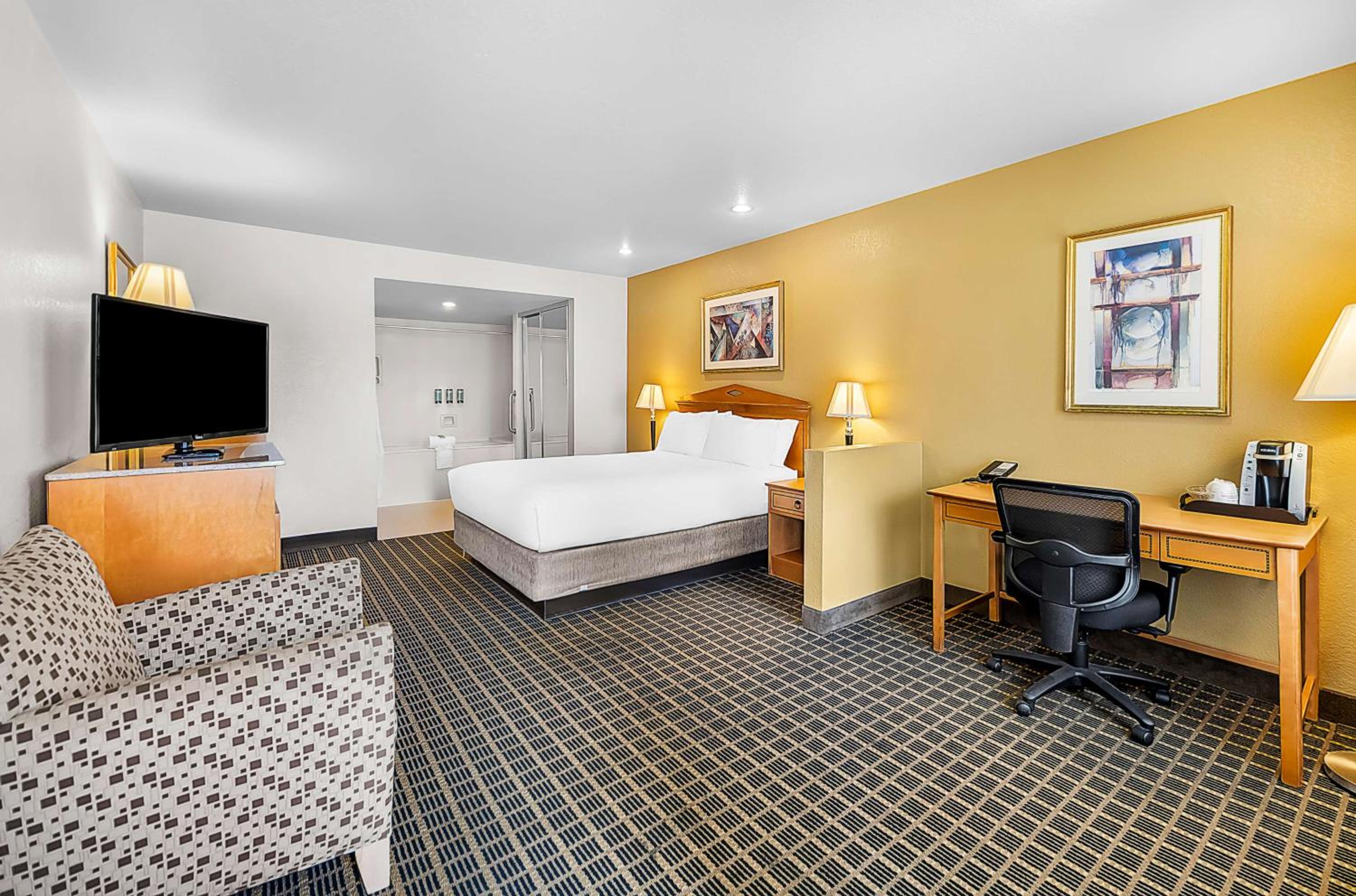 Queen Suite with Jetted Tub - Photo 1
