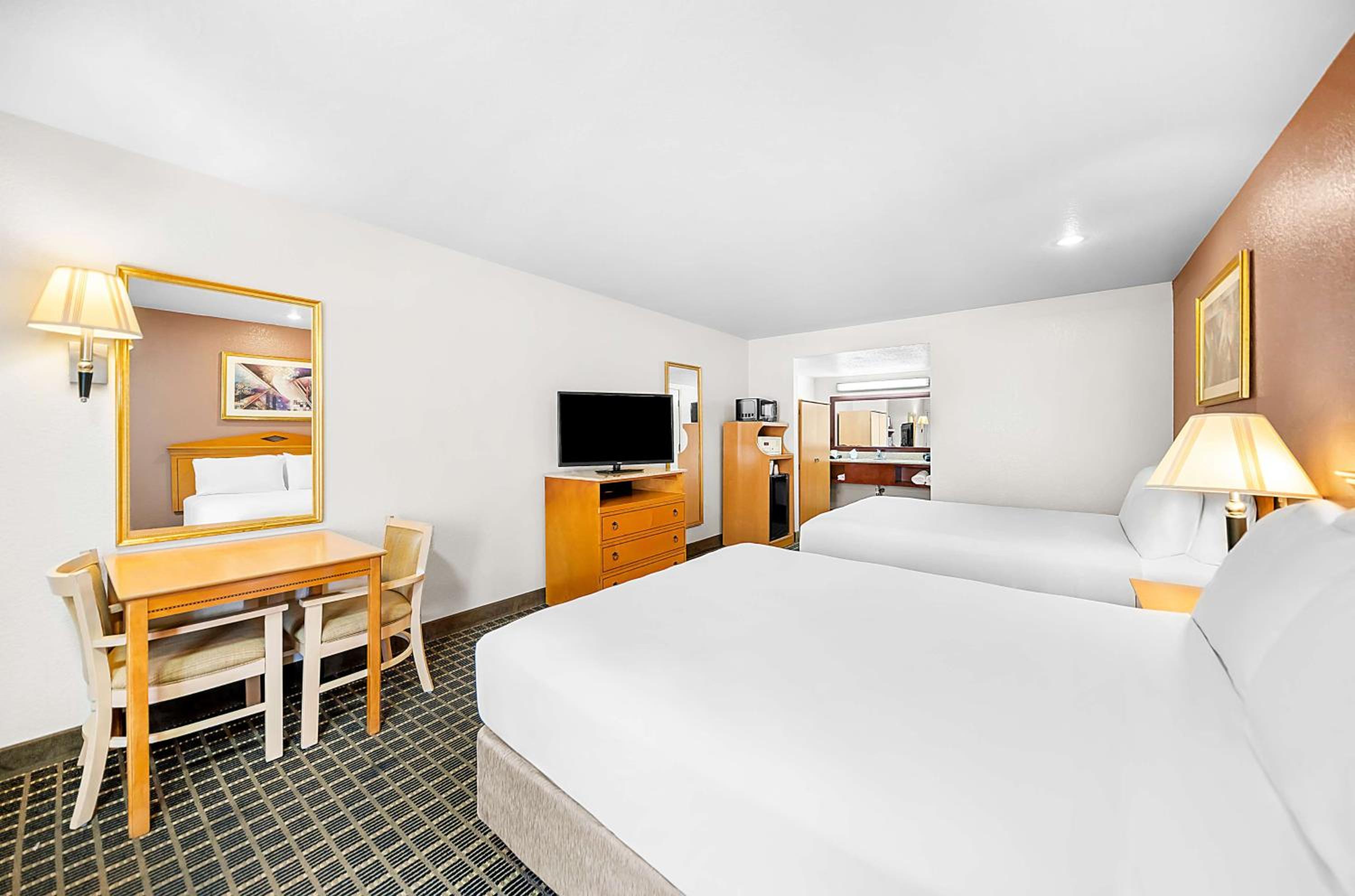 Queen Room with Two Queen Beds - Photo 6