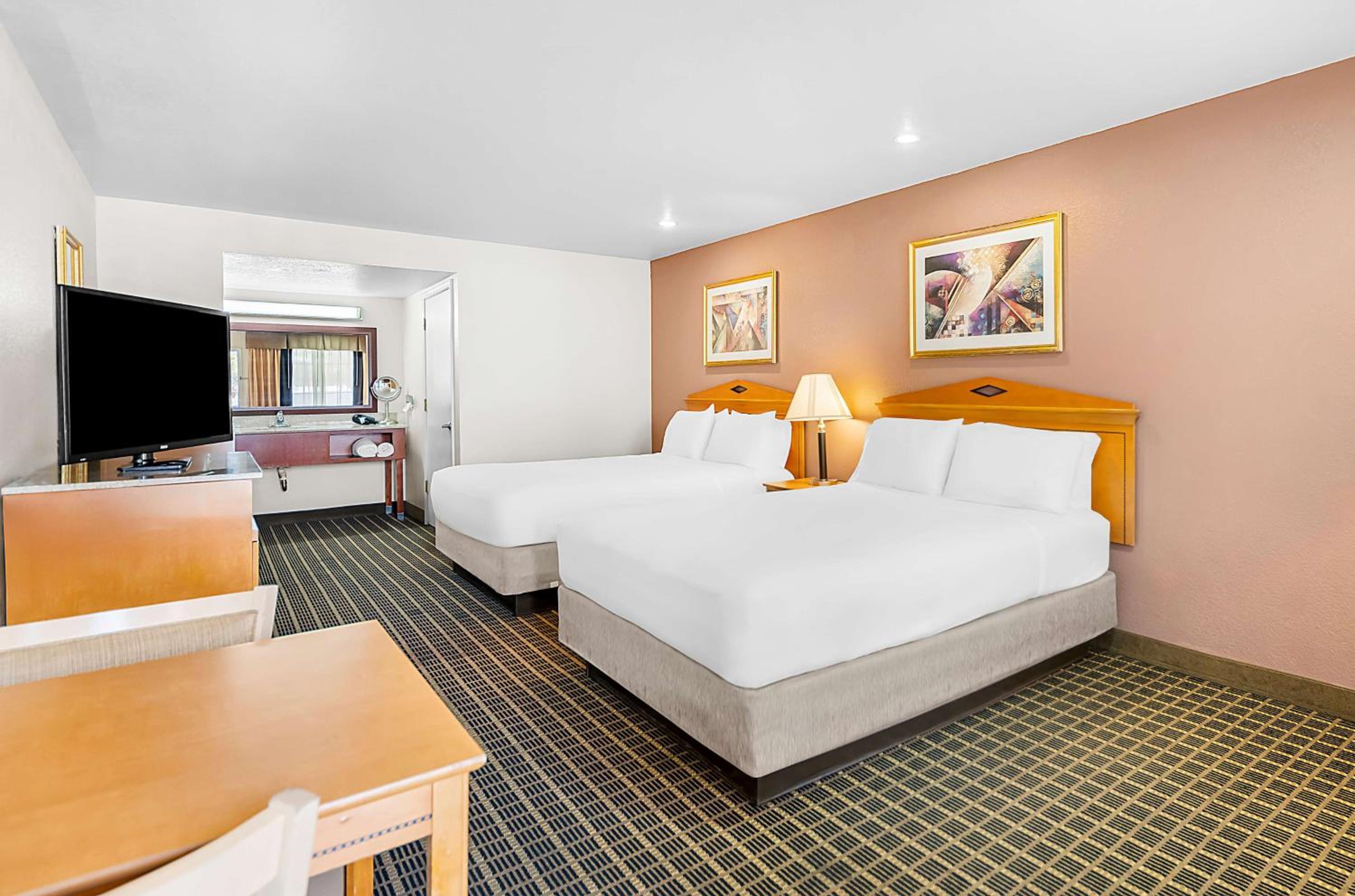 Queen Room with Two Queen Beds - Photo 2