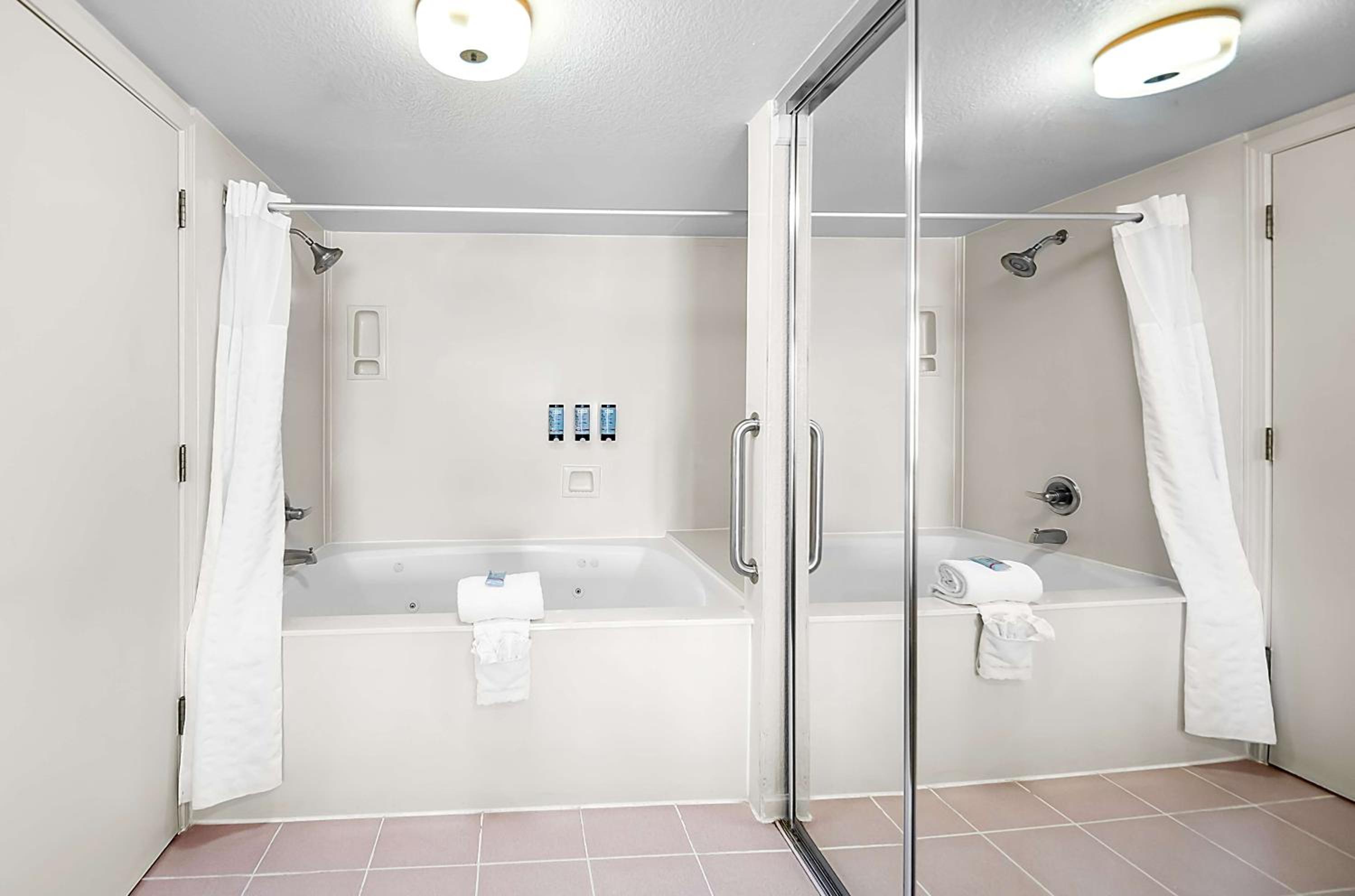 King Room with Jetted Tub - Photo 2