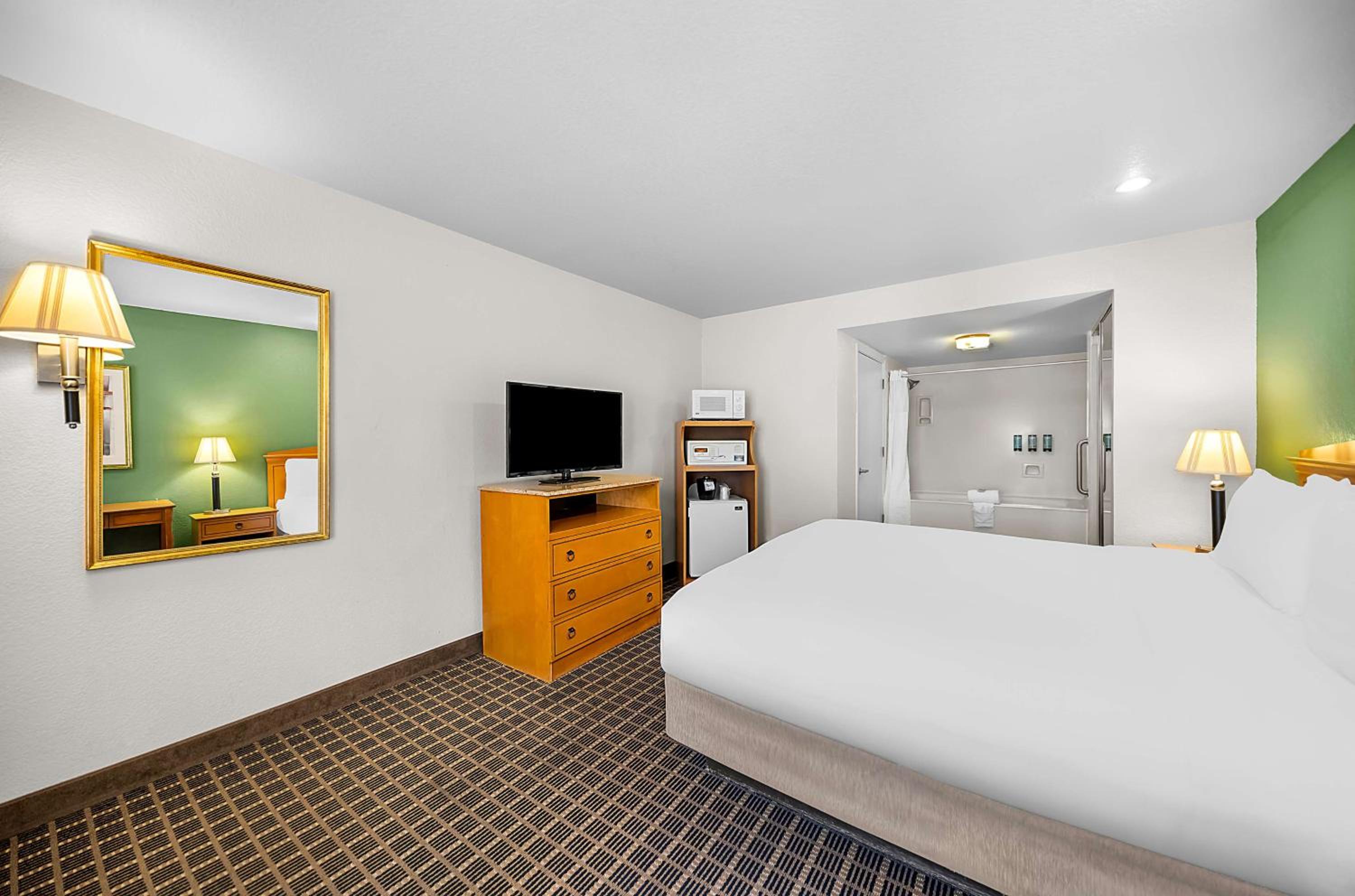 King Room with Jetted Tub - Photo 4