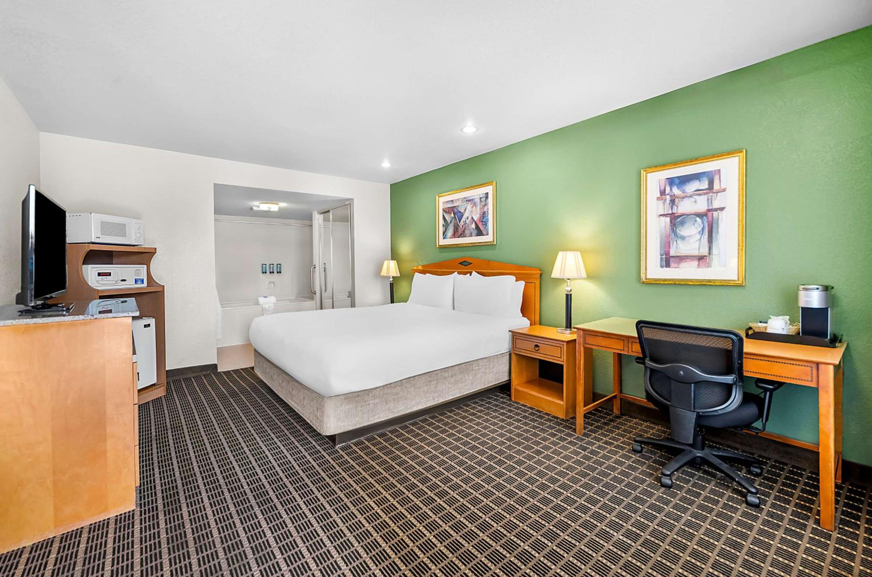 King Room with Jetted Tub - Photo 1