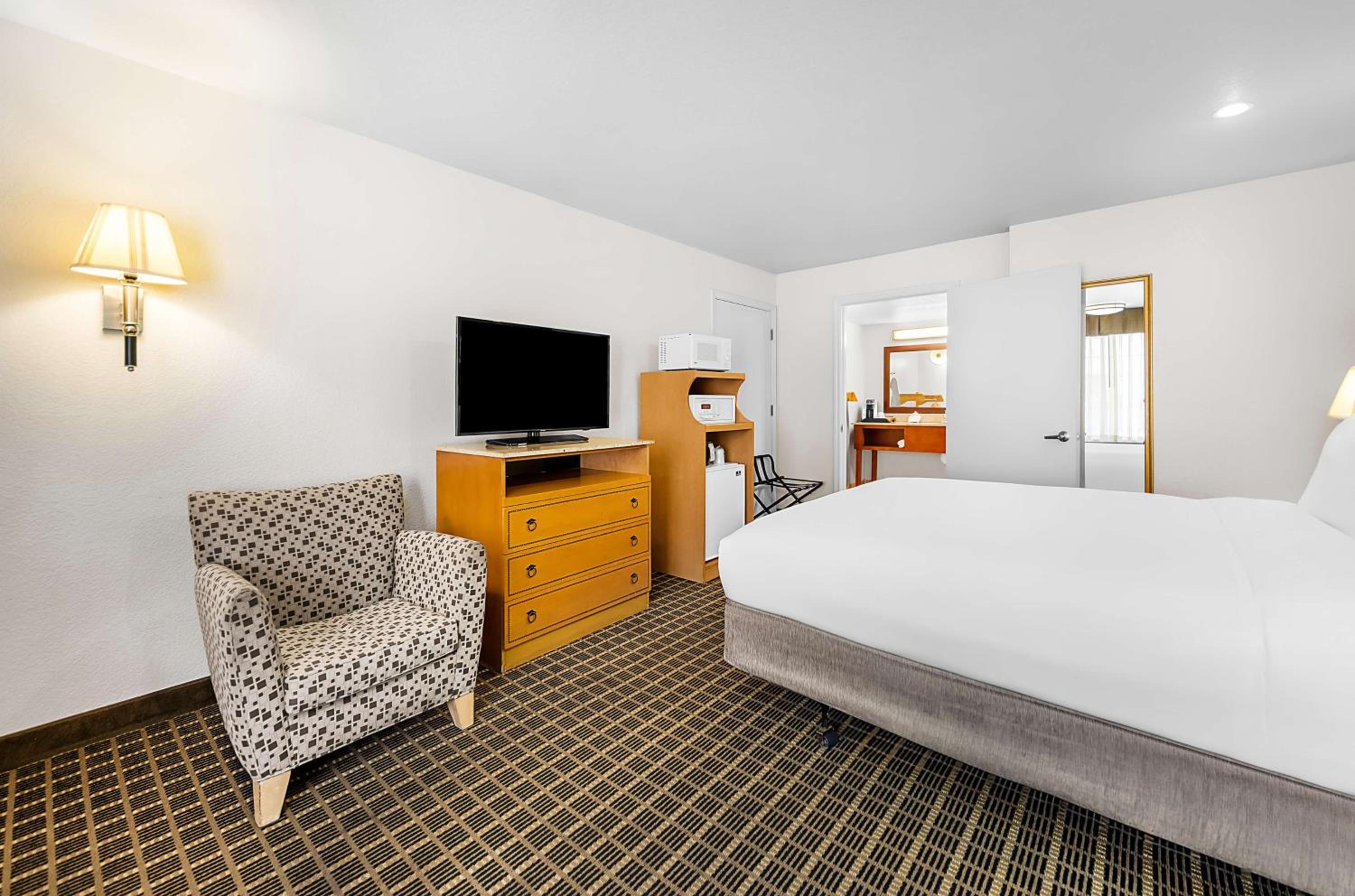 King Room with Mobility Accessible Tub - Photo 2