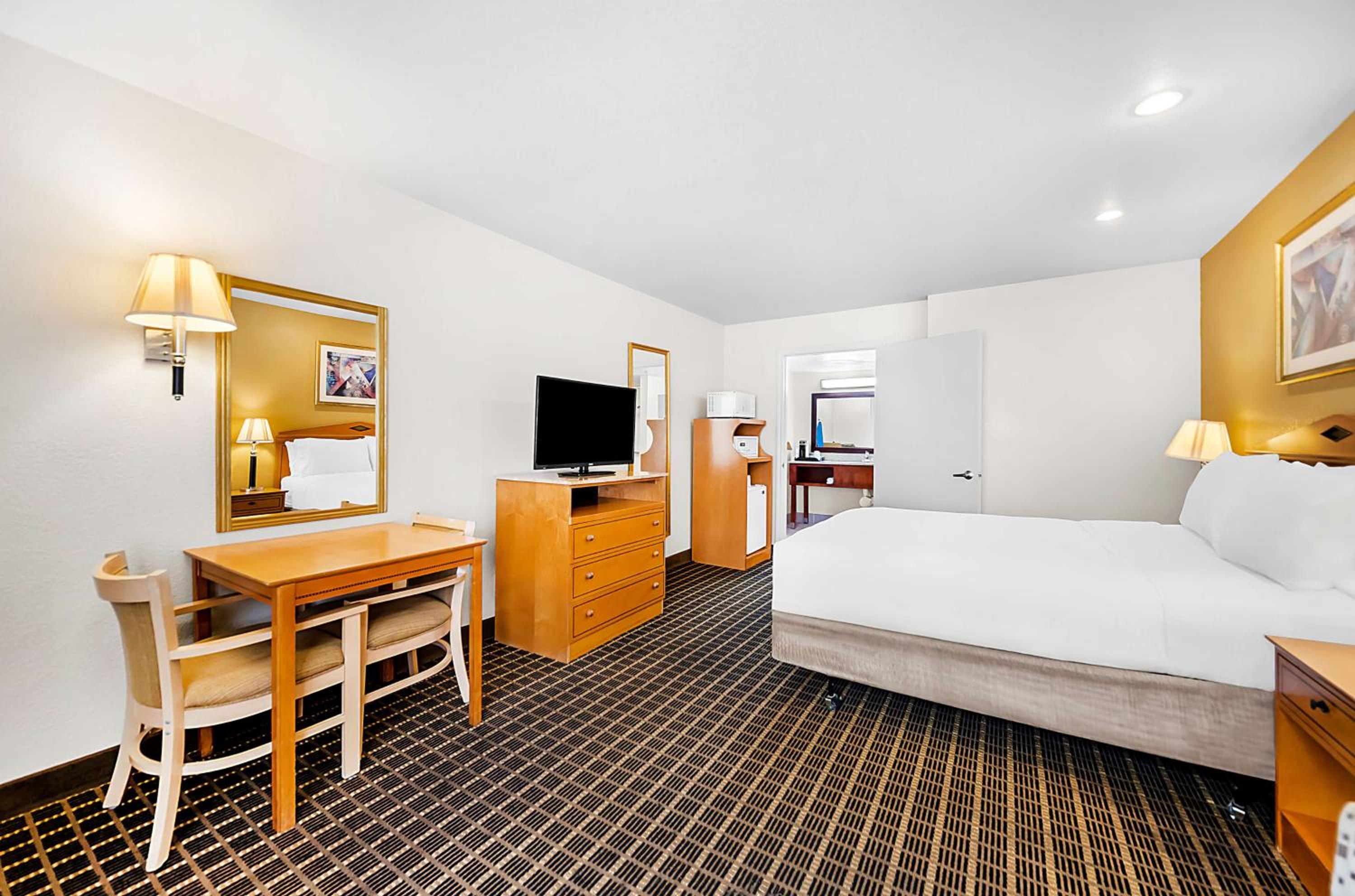 Queen Room with Bath Tub - Disability Access - Photo 4