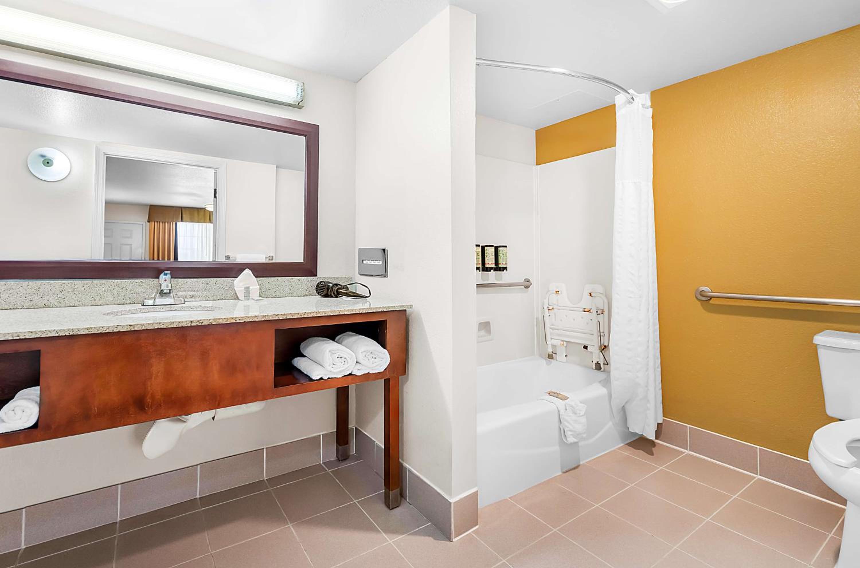 Queen Room with Bath Tub - Disability Access - Photo 2