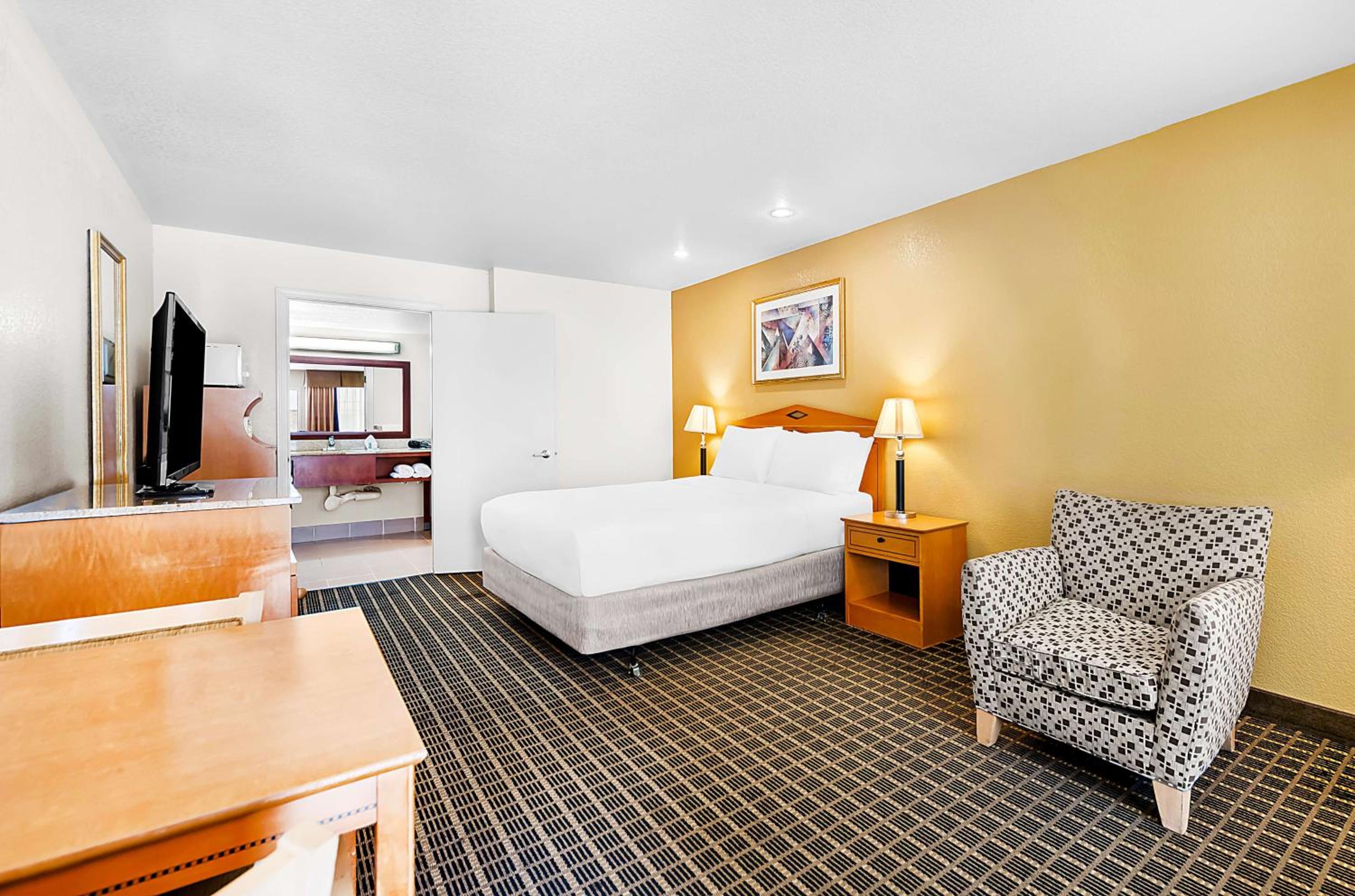 Queen Room with Bath Tub - Disability Access - Photo 1