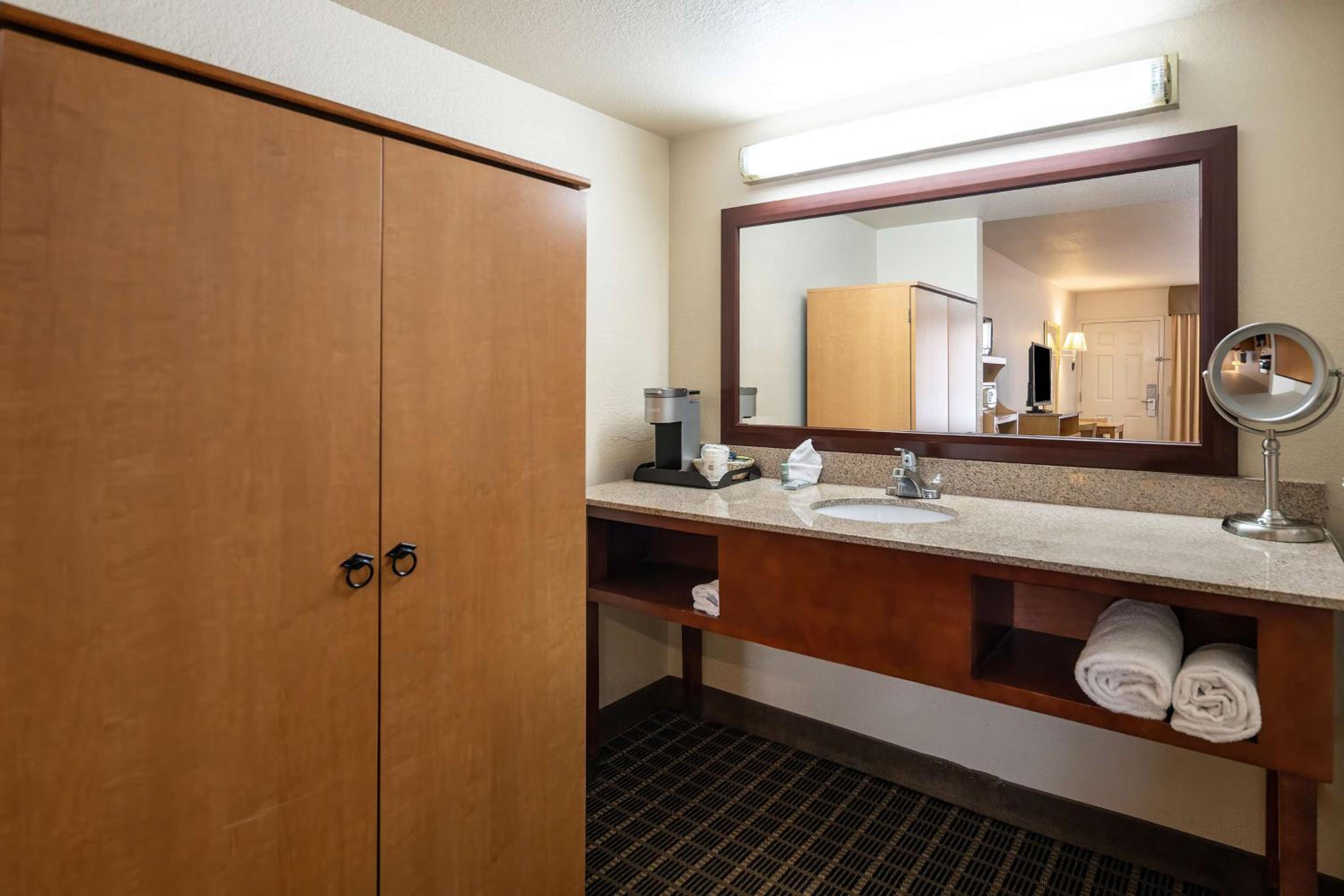 Double Room with Two Double Beds and Bath Tub - Disability Access - Photo 4
