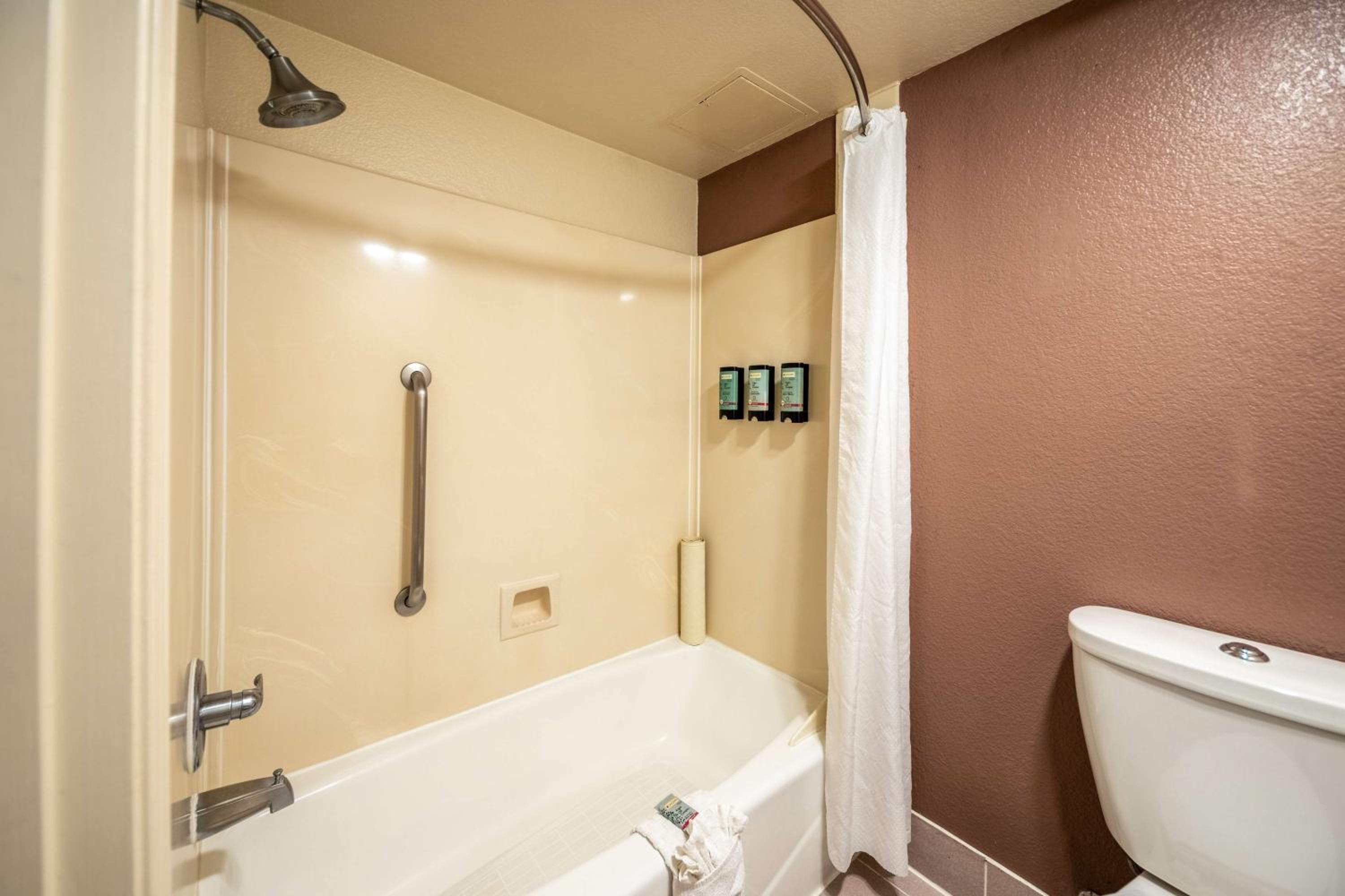 Double Room with Two Double Beds and Bath Tub - Disability Access - Photo 5