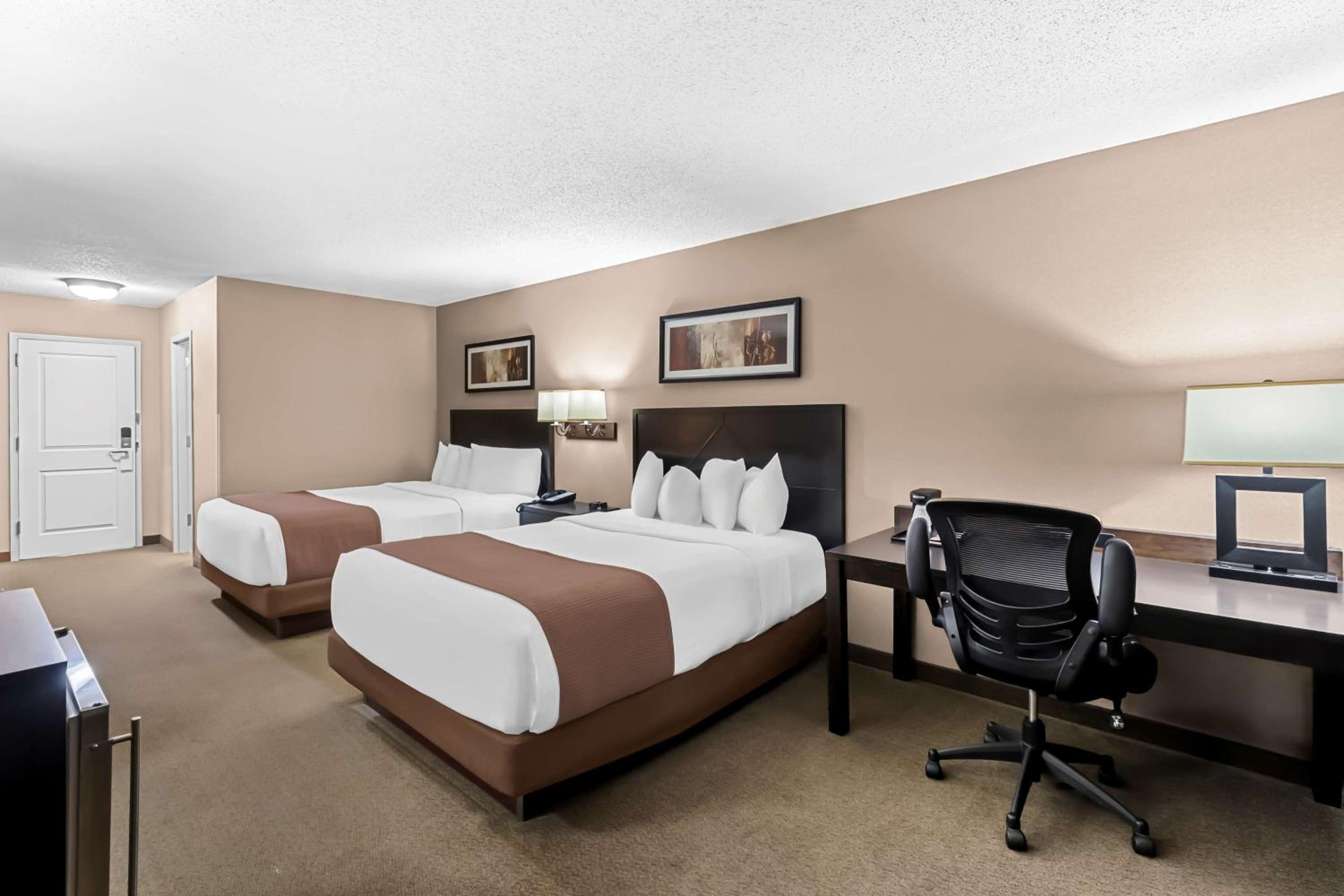 Queen Room with Two Queen Beds and Courtyard - Non-Smoking - Photo 1