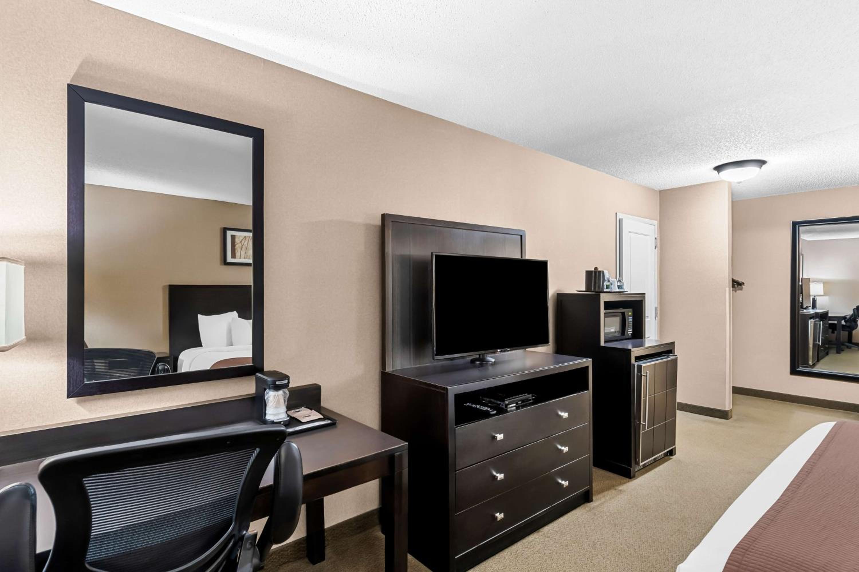 King Room - Non-Smoking - Photo 2