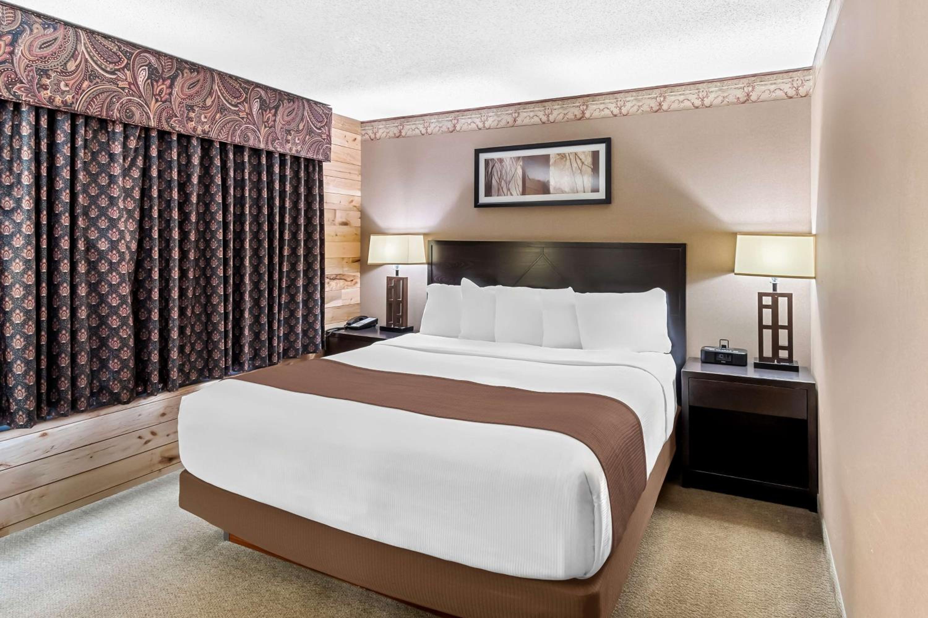 King Suite with Hot Tub - Non-Smoking - Photo 1