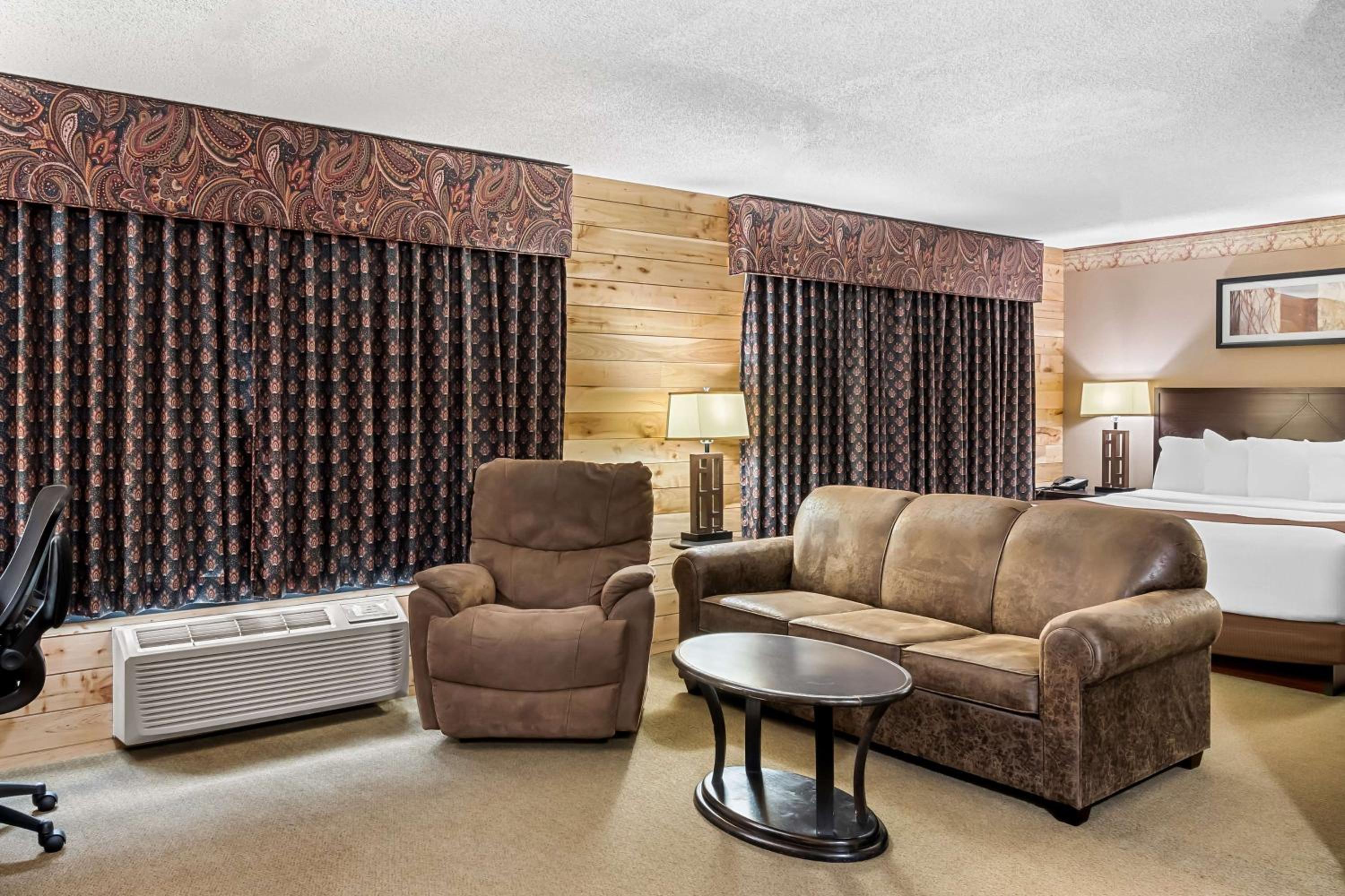 King Suite with Hot Tub - Non-Smoking - Photo 2
