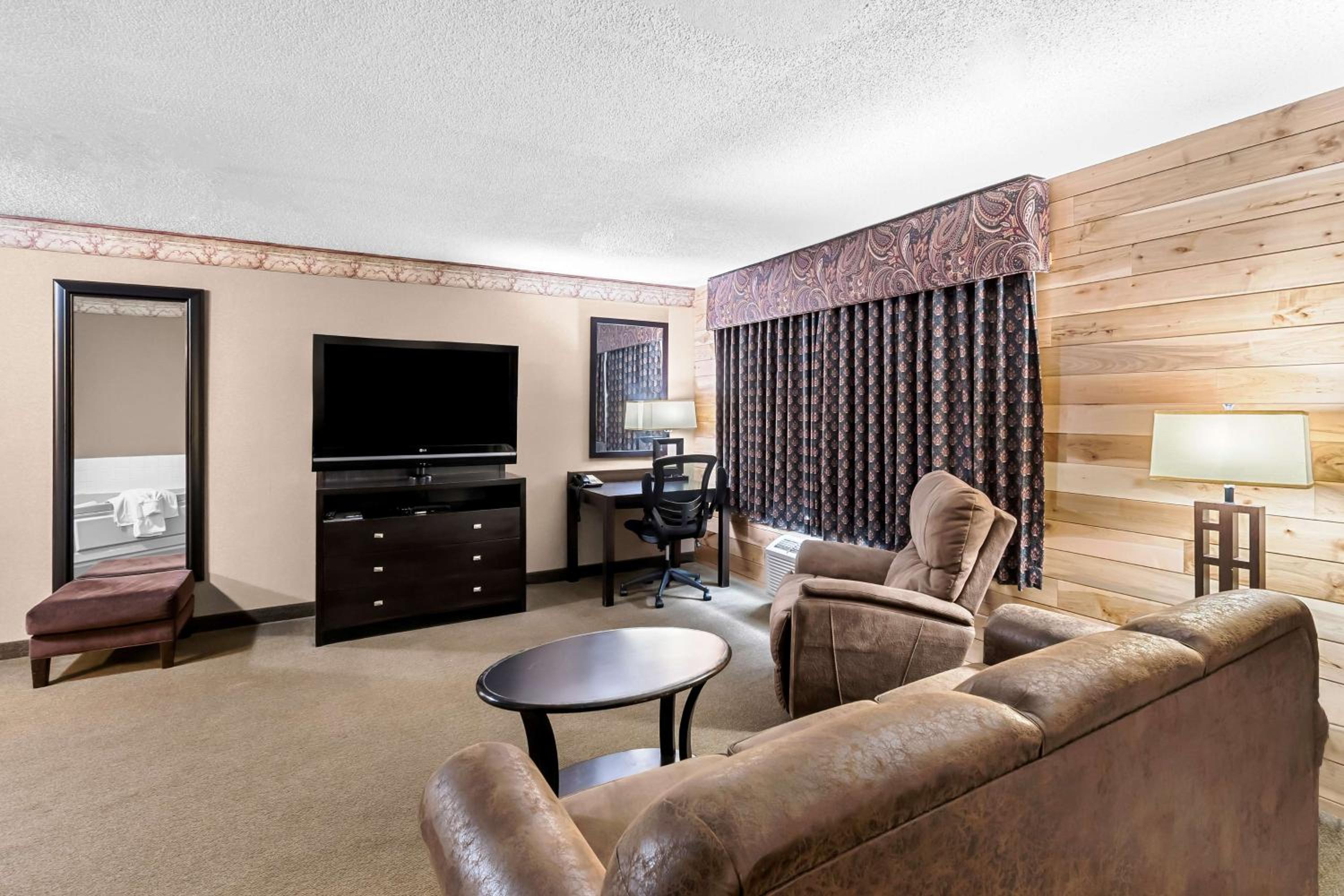 King Suite with Hot Tub - Non-Smoking - Photo 5