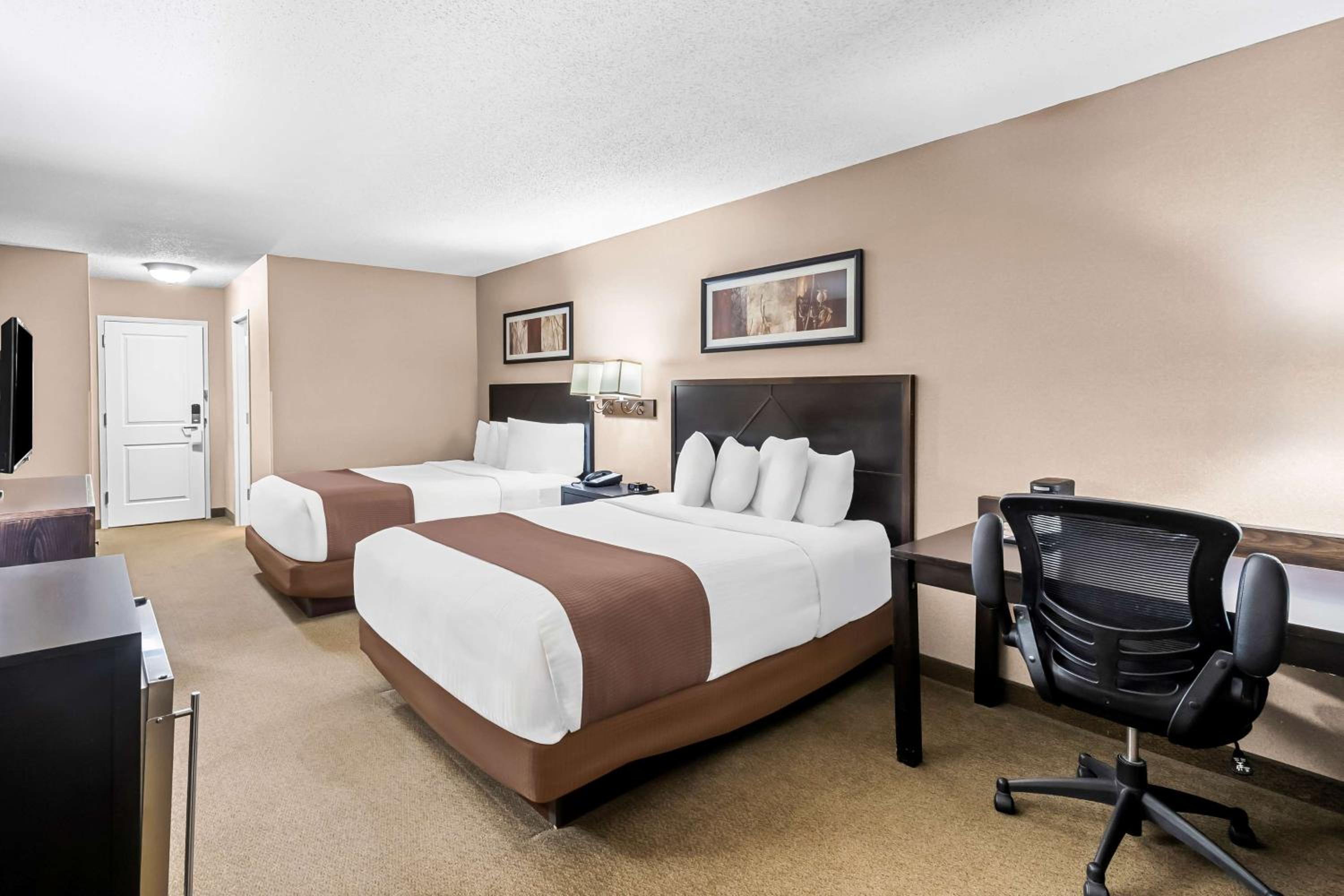 Queen Room with Two Queen Beds and Courtyard - Non-Smoking - Photo 2