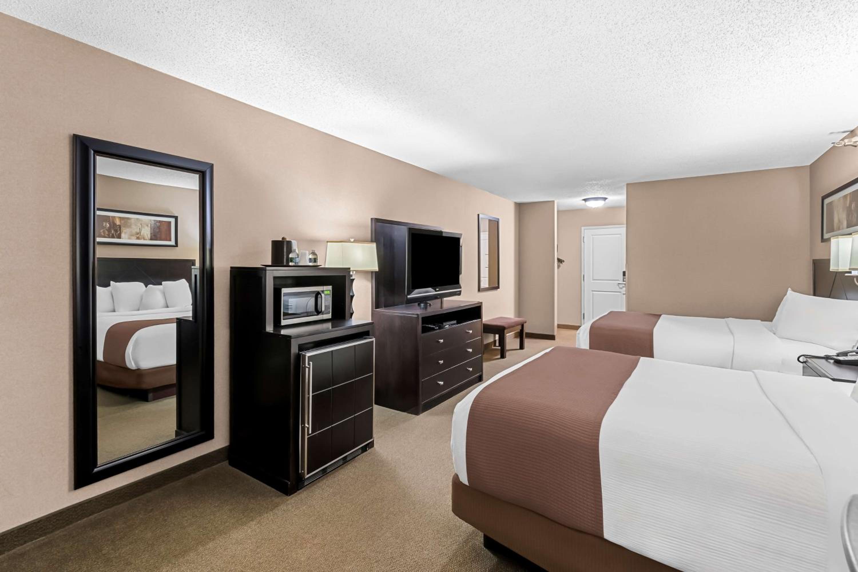 Queen Room with Two Queen Beds and Balcony - Non-Smoking - Photo 1