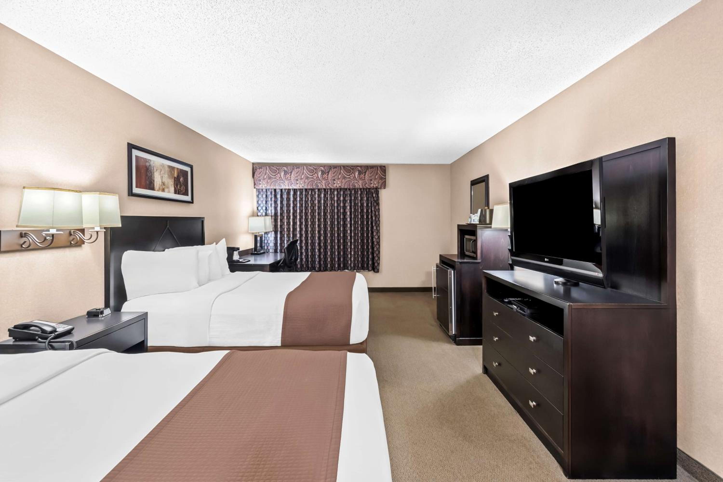 Queen Room with Two Queen Beds and Balcony - Non-Smoking - Photo 3
