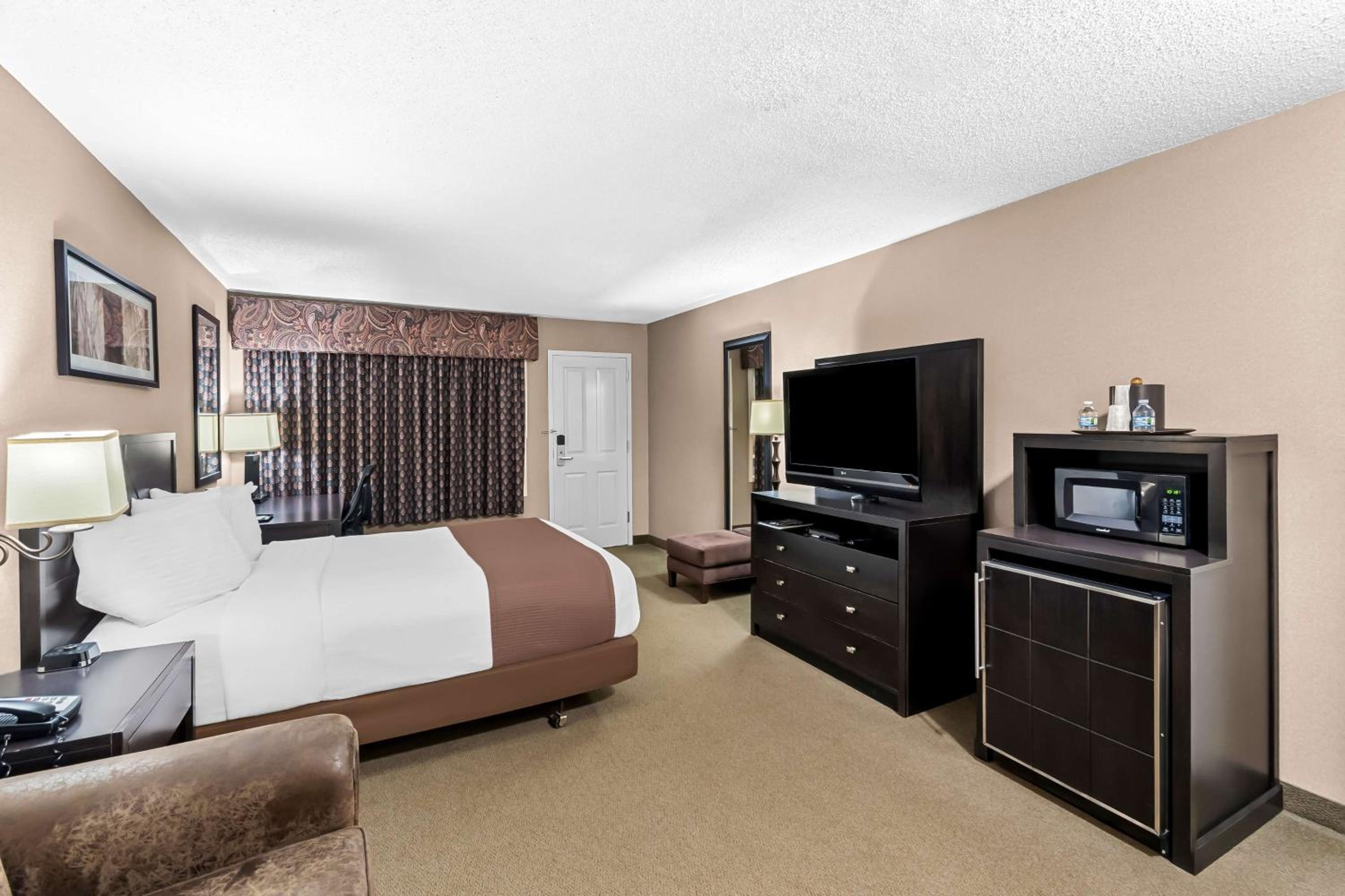 Queen Room with Sofa Bed and Walk-In Shower - Disability Access/Non-Smoking - Photo 1
