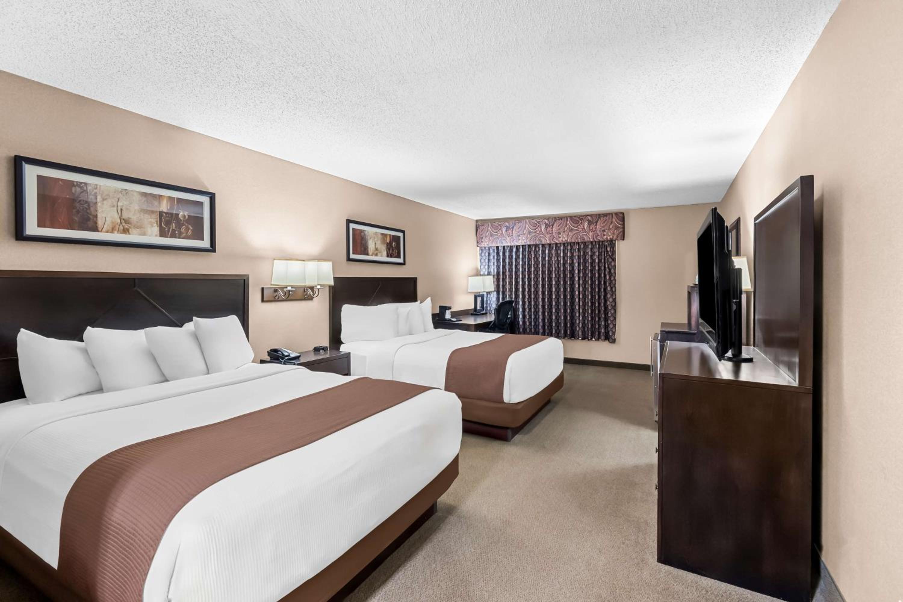 Queen Room with Two Queen Beds and Balcony - Non-Smoking - Photo 2