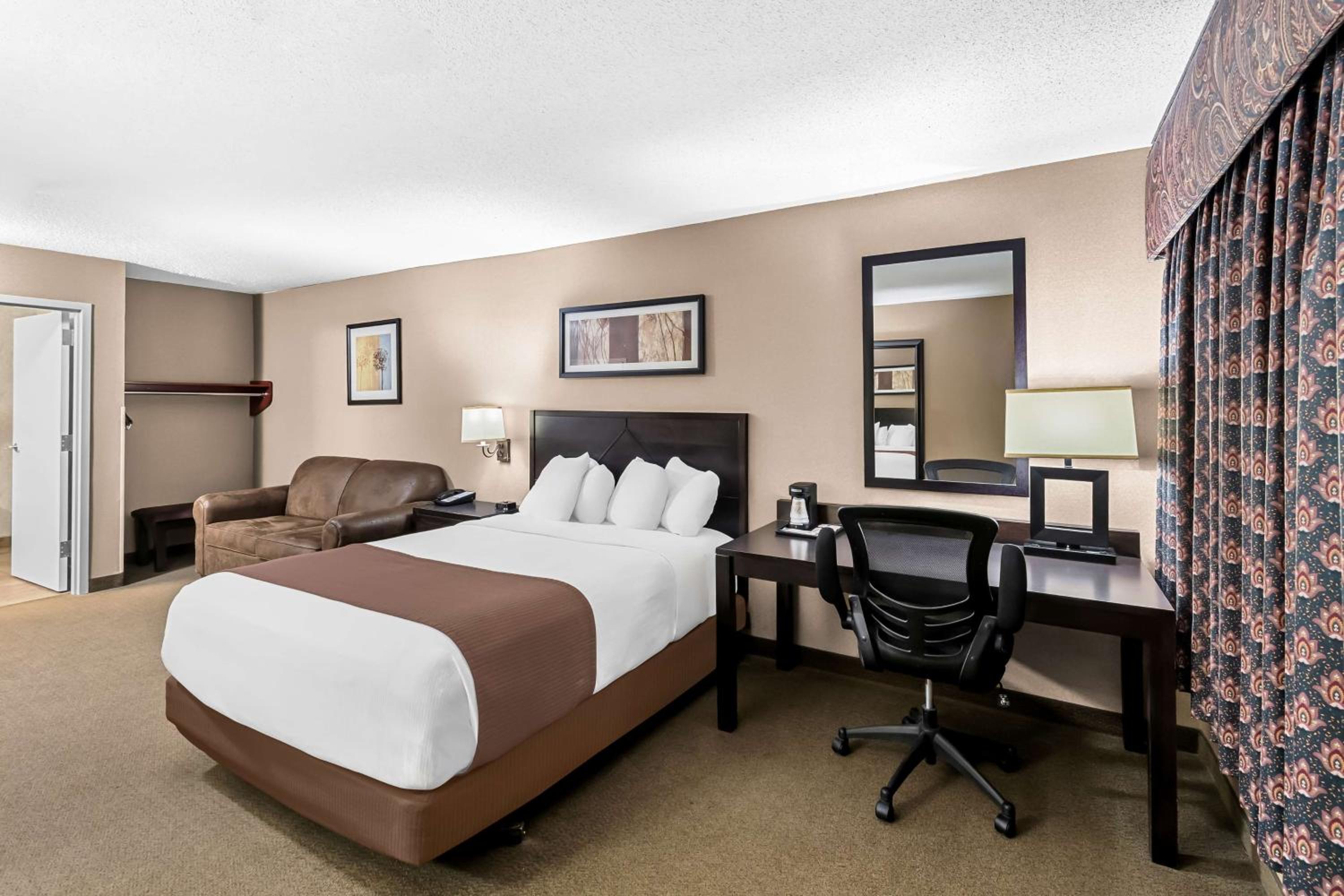 Queen Room with Sofa Bed and Walk-In Shower - Disability Access/Non-Smoking - Photo 3