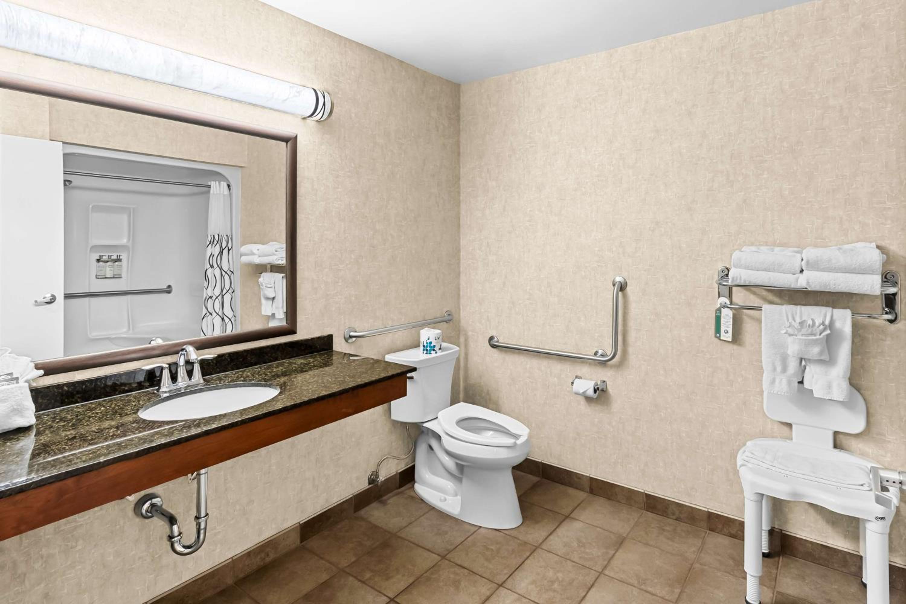 Queen Room with Sofa Bed and Walk-In Shower - Disability Access/Non-Smoking - Photo 2