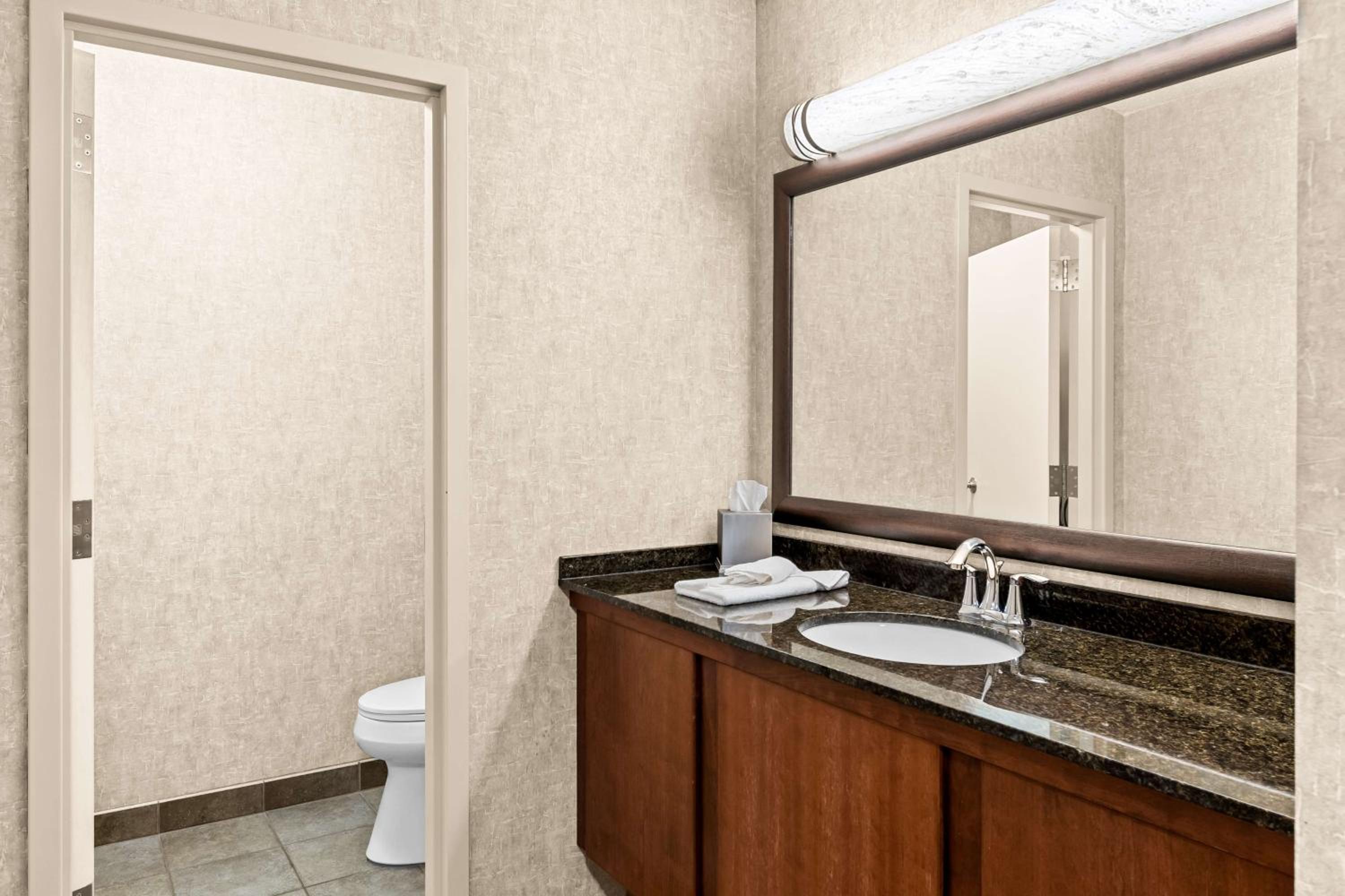 King Suite with Hot Tub - Non-Smoking - Photo 3