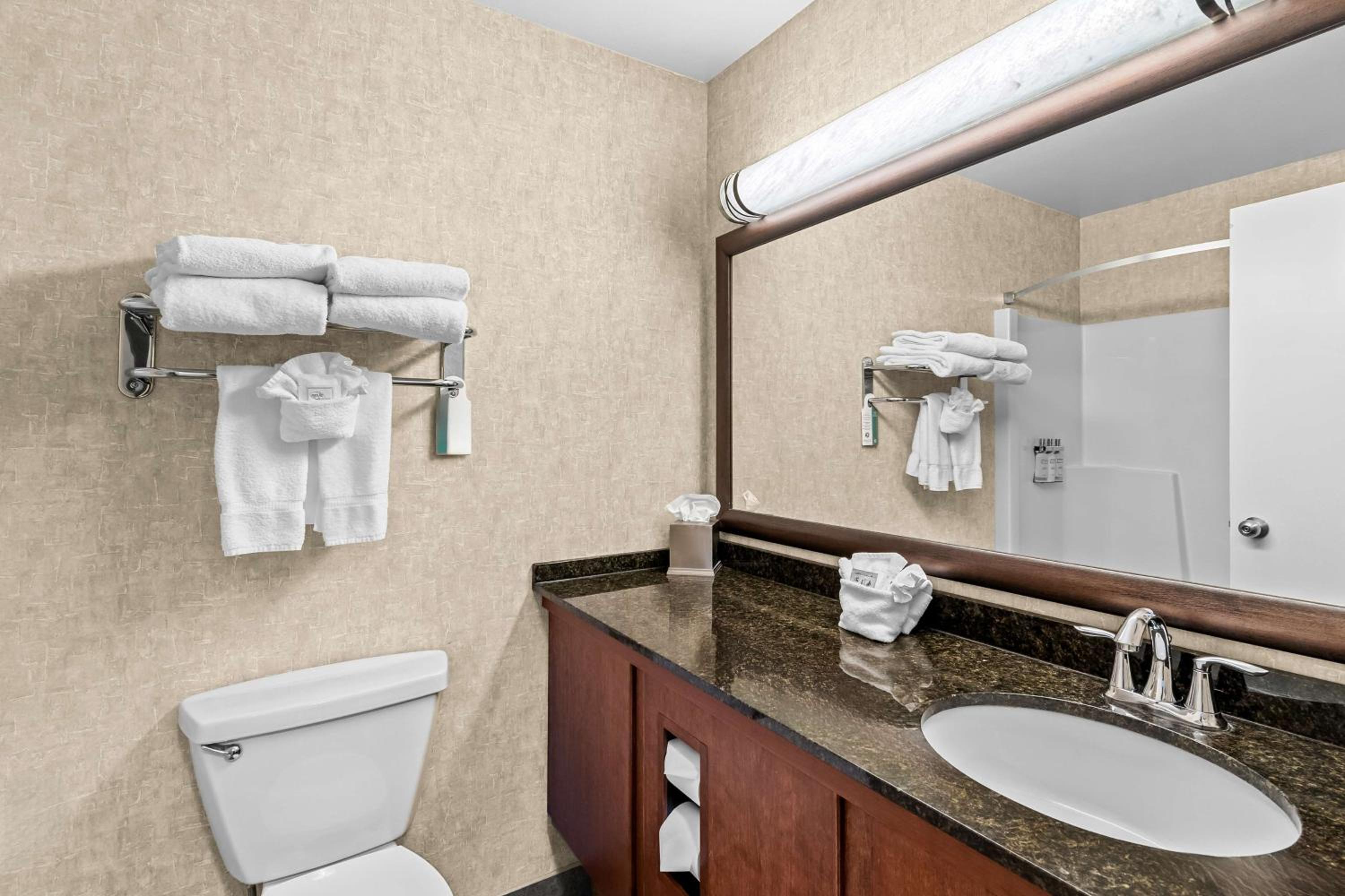 Queen Room with Two Queen Beds and Balcony - Non-Smoking - Photo 4