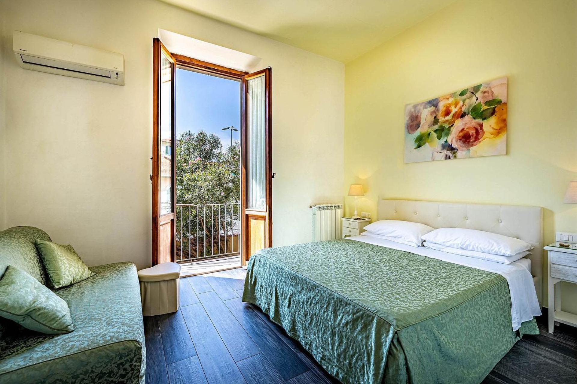 Deluxe Double Room with Extra Bed photo 2