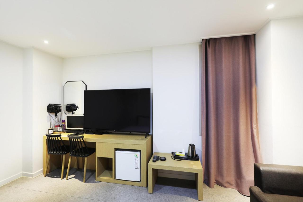 Standard Double Room With 2 Gaming Computers photo 2