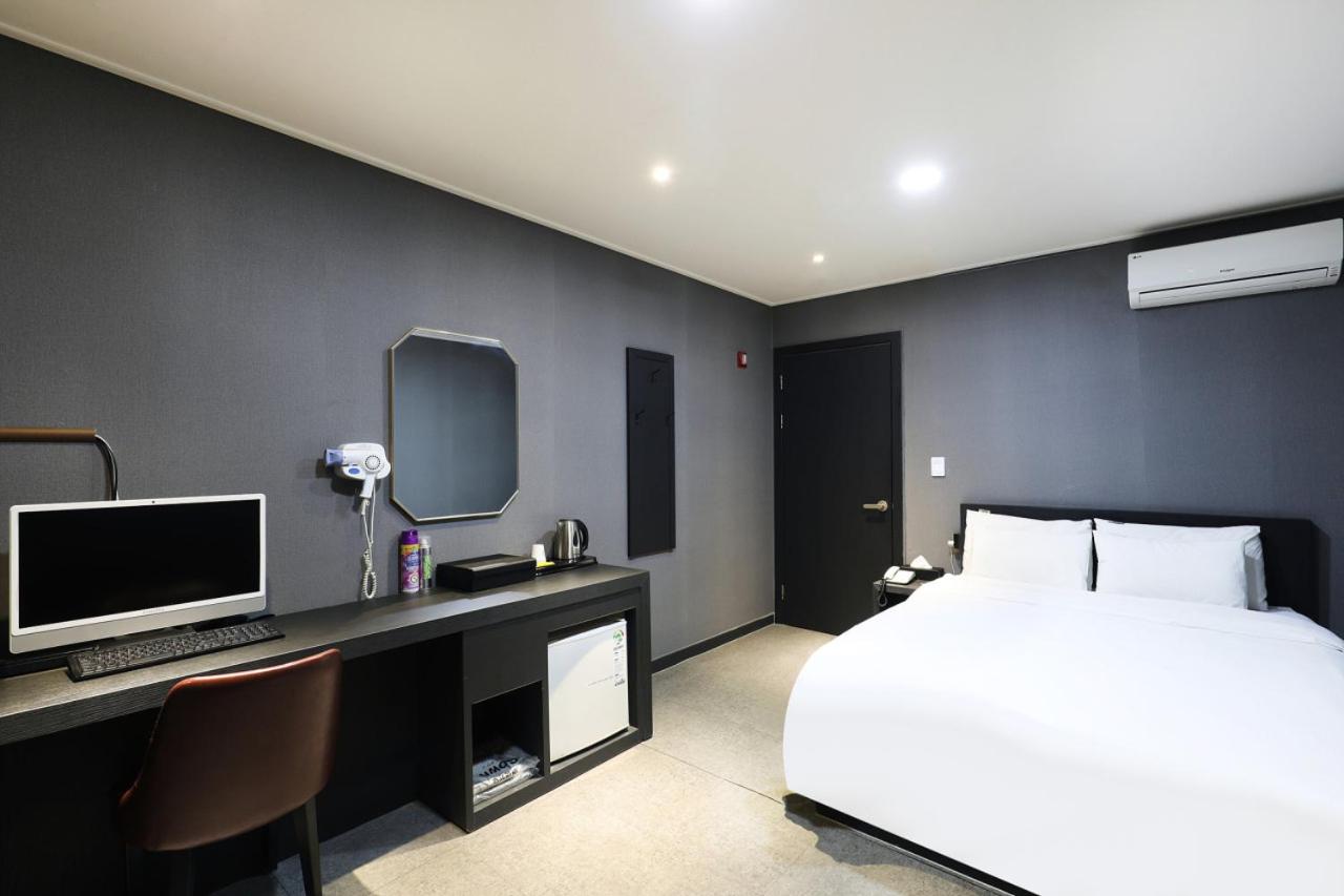 Standard Double Room With 2 Gaming Computers photo 3