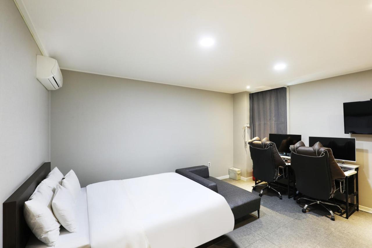 Standard Double Room With 2 Gaming Computers photo 1