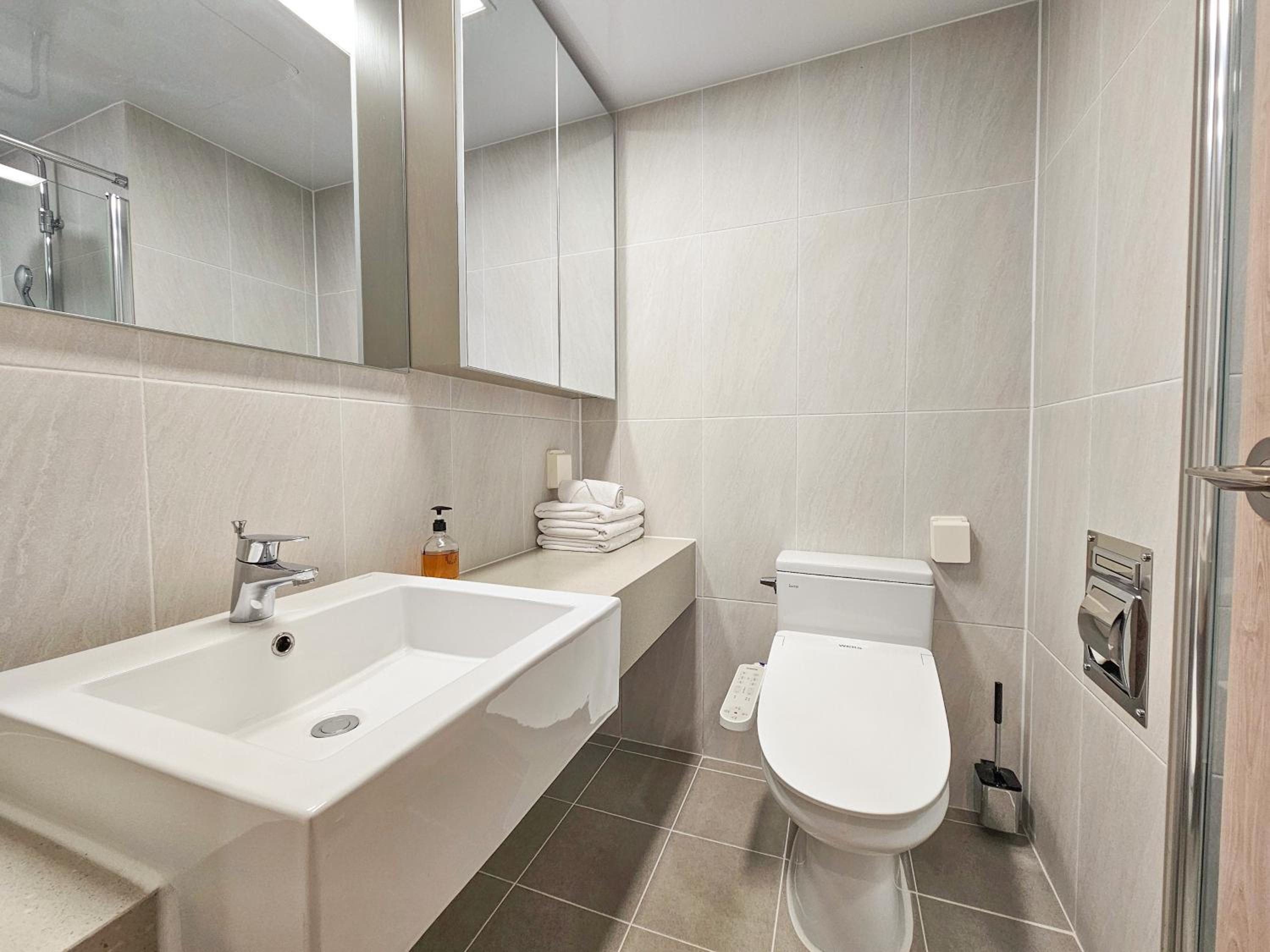 Premier Family Harbor View (8F~) - Photo 4