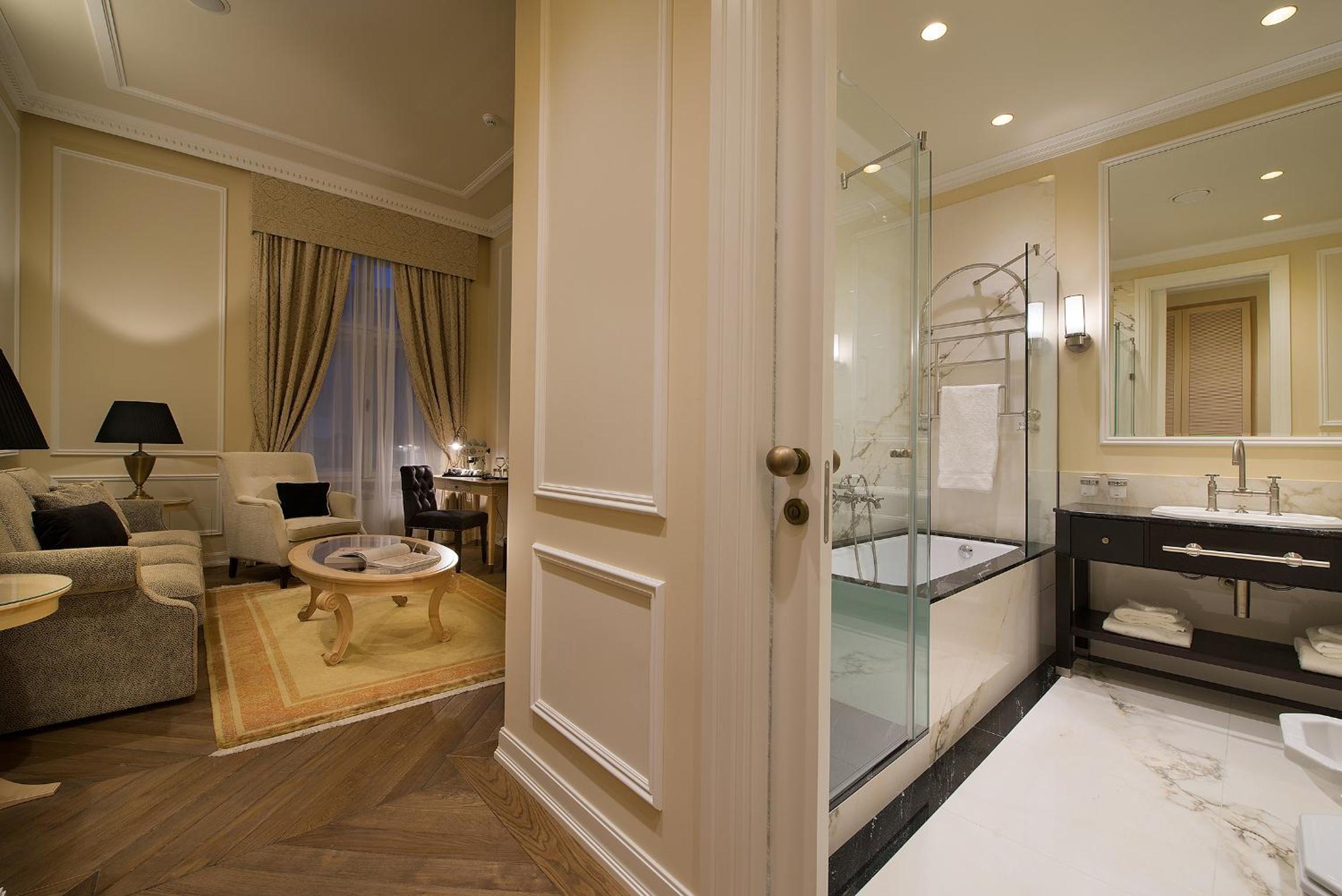 Wilson Deluxe Junior Suite (including daily refilled free mini bar) photo 3